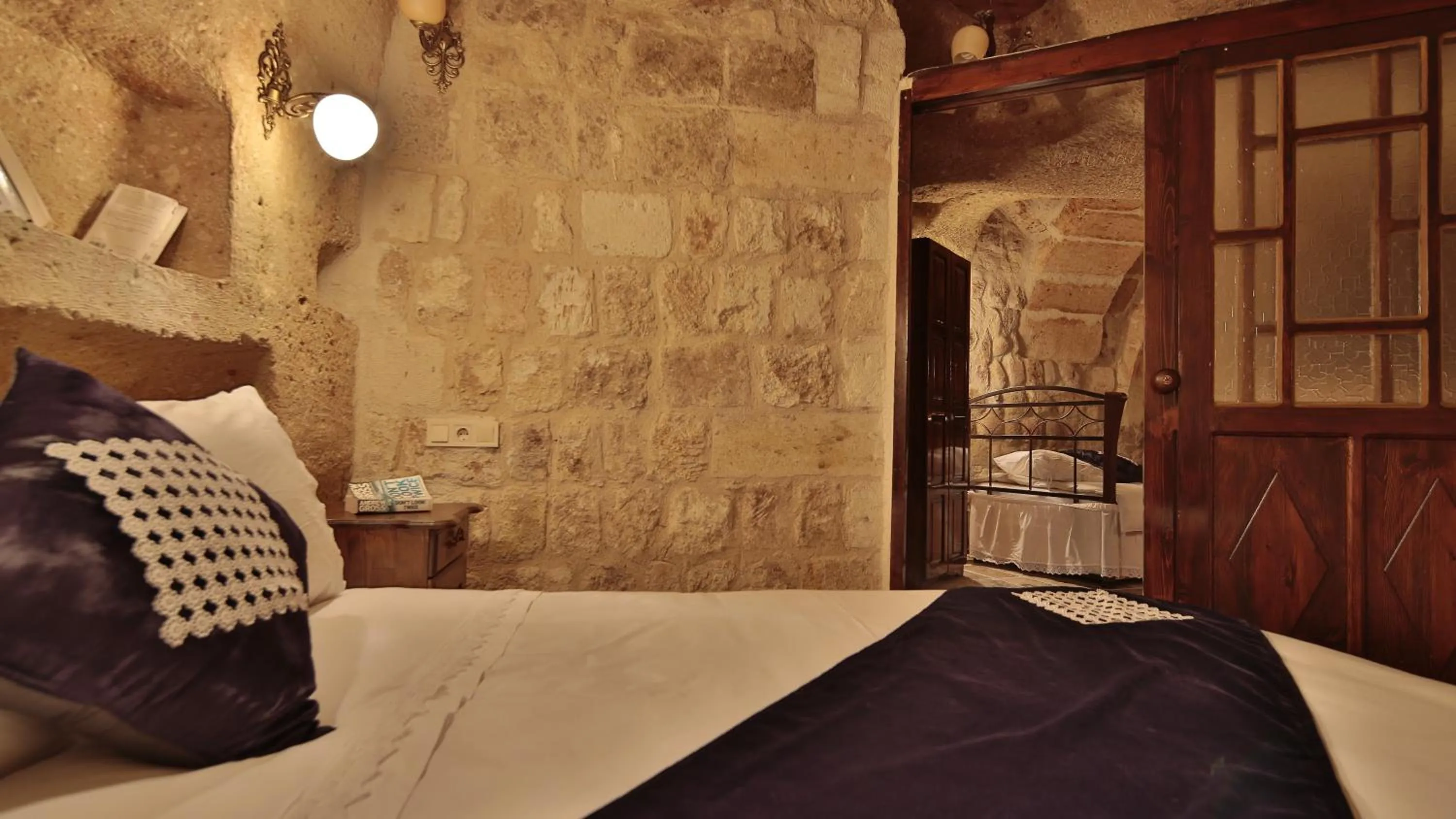 Decorative detail, Bed in Heaven Cave House - Razziya Evi