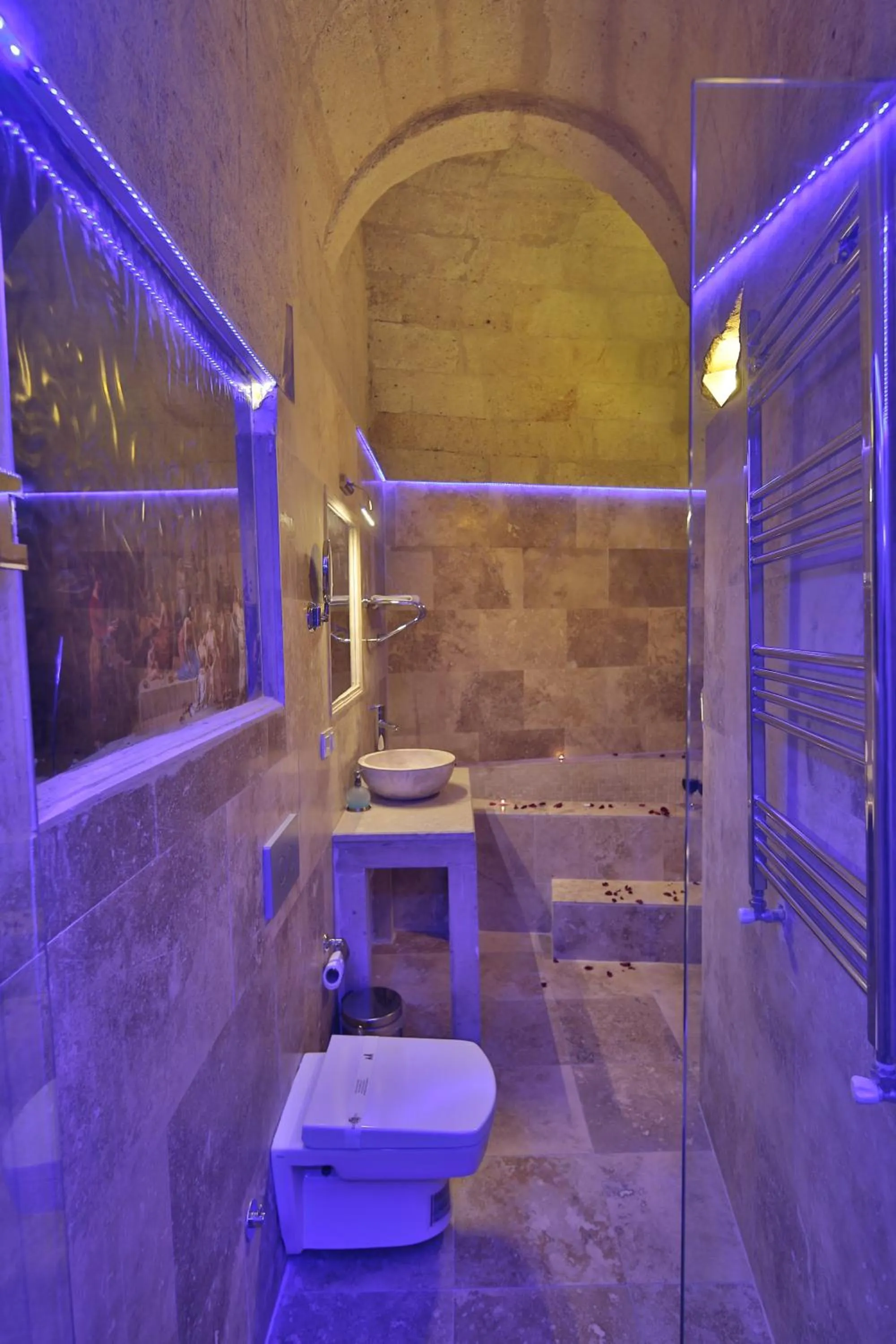 Bathroom in Heaven Cave House - Razziya Evi