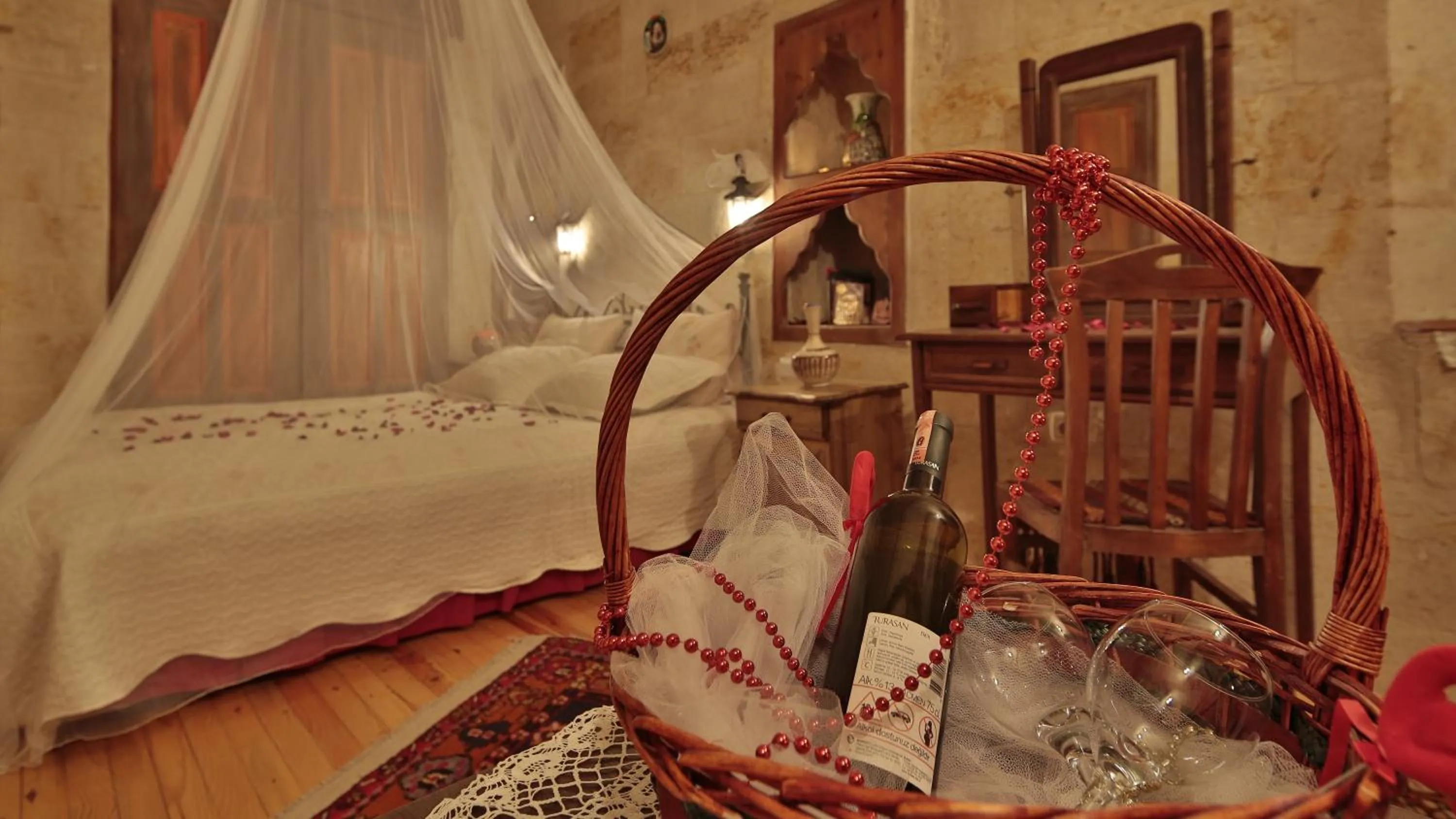 Drinks, Bed in Heaven Cave House - Razziya Evi