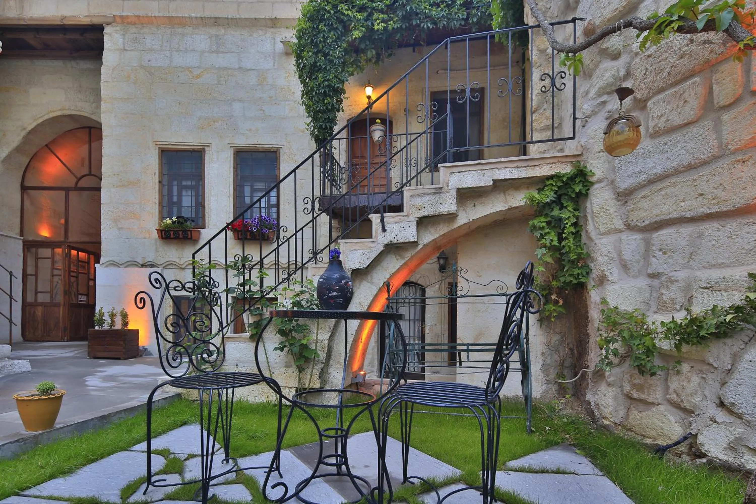 Garden in Heaven Cave House - Razziya Evi