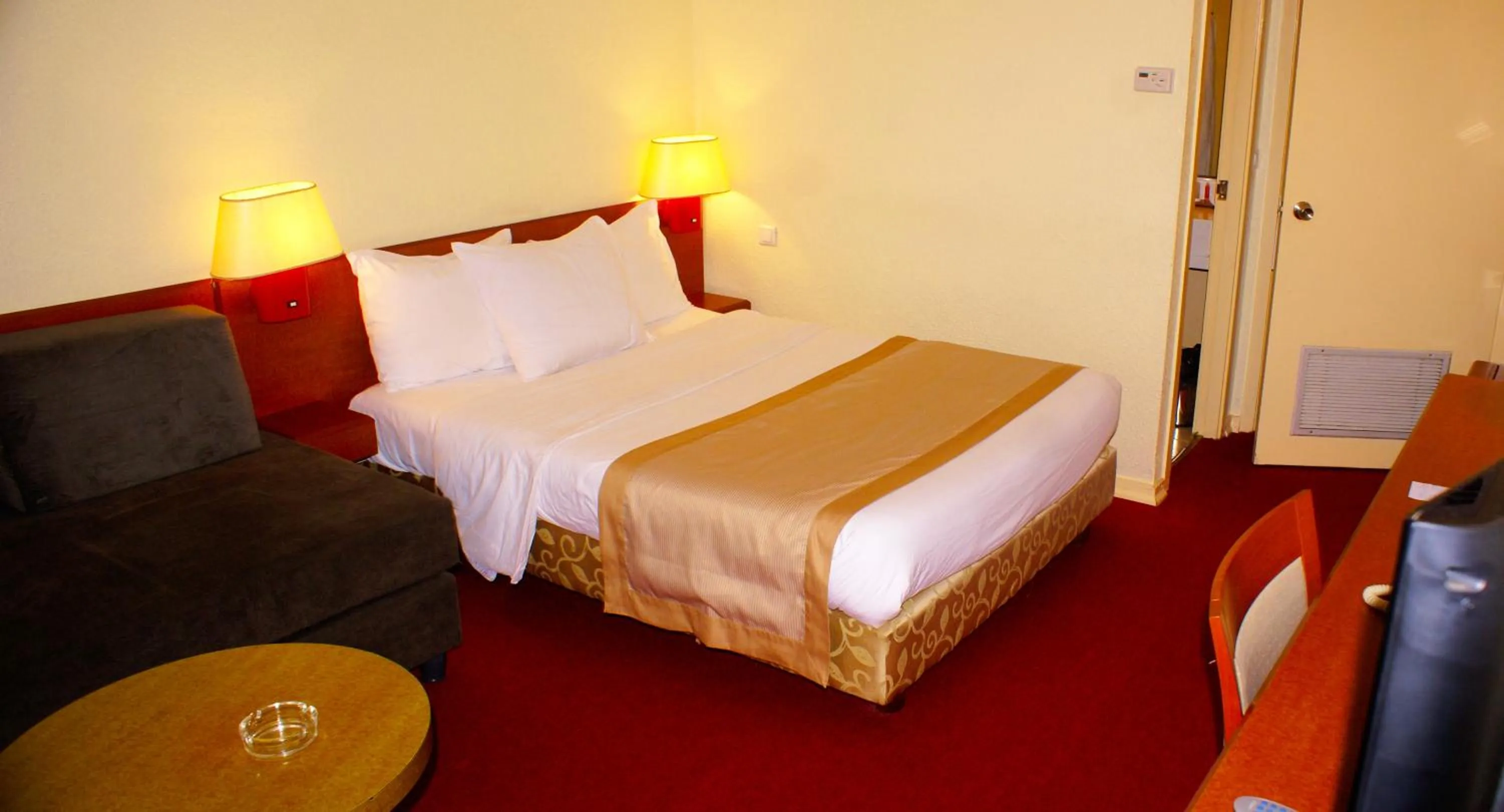 Photo of the whole room, Bed in Hôtel Sawa