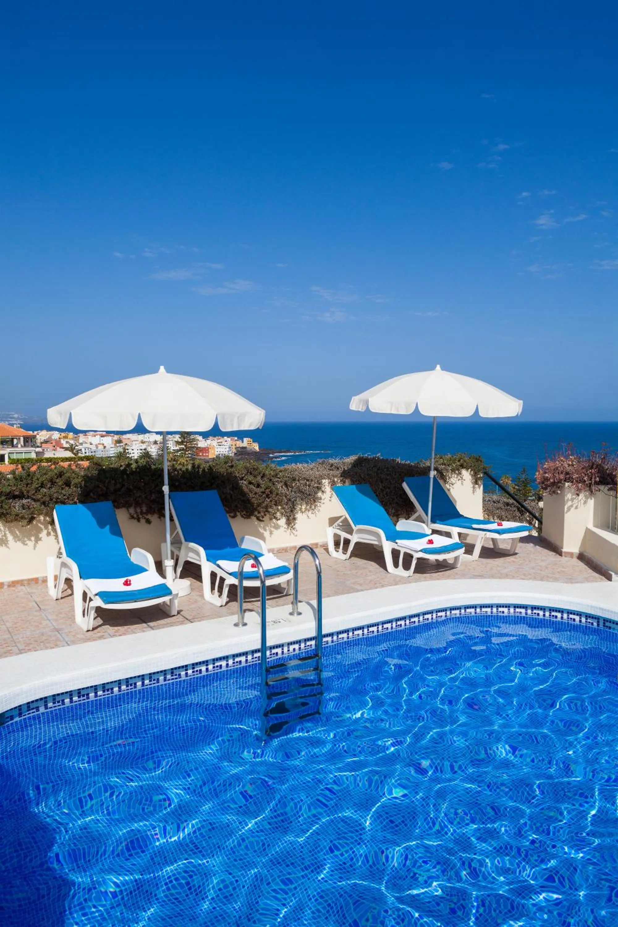 Swimming pool in Apartamentos Bahia Playa