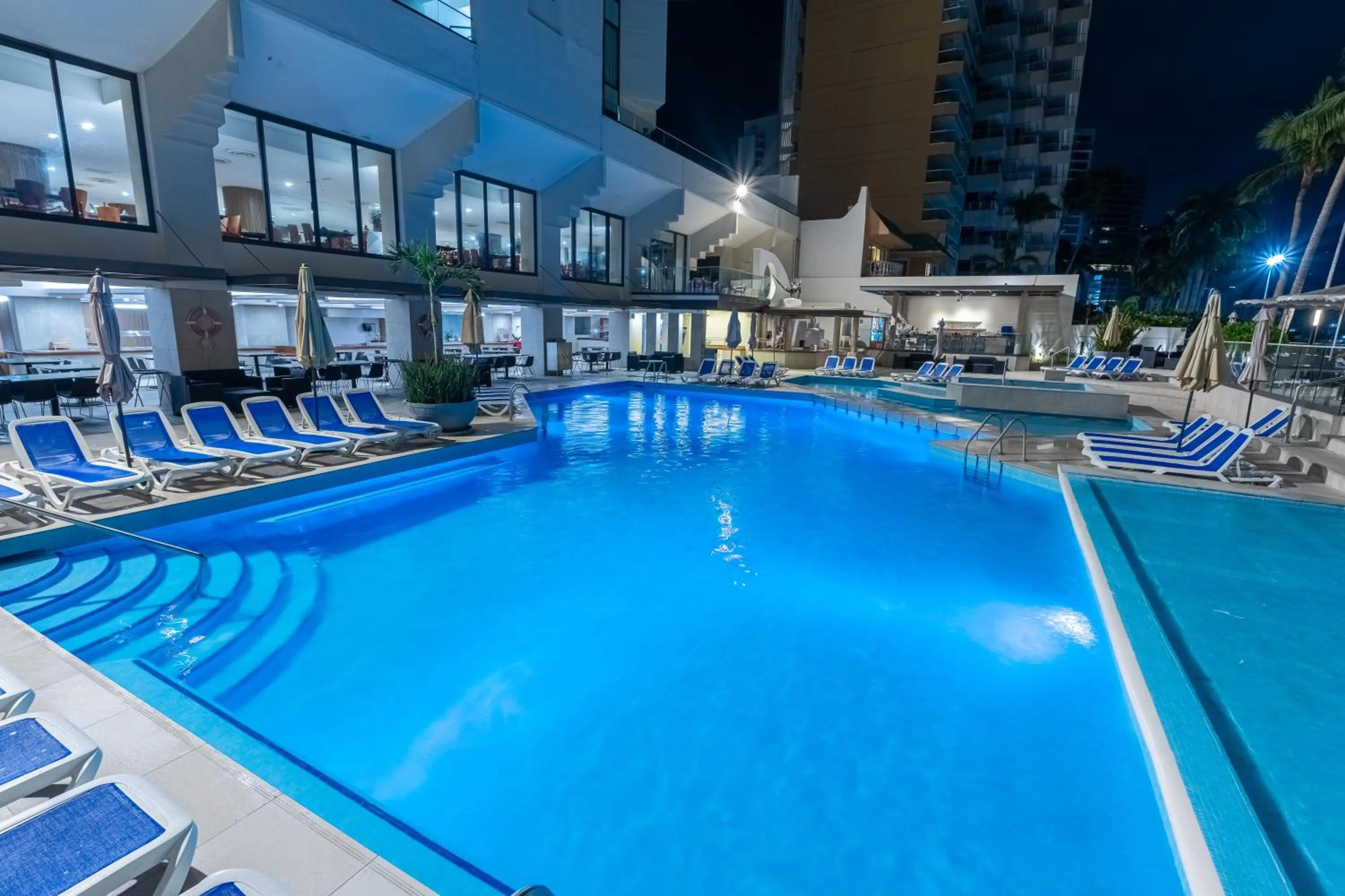 Swimming pool in Copacabana Beach Hotel Acapulco