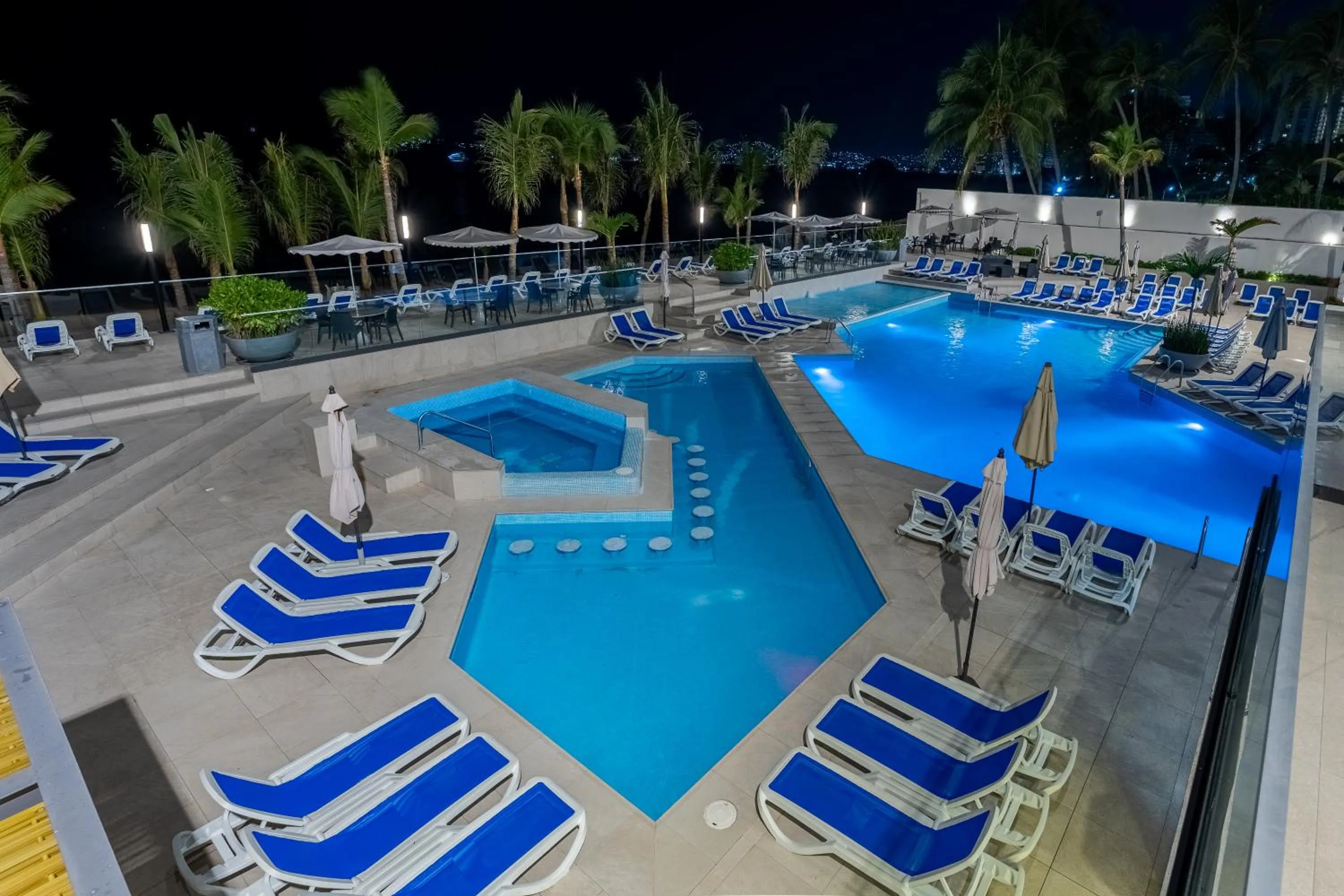 Swimming pool in Copacabana Beach Hotel Acapulco