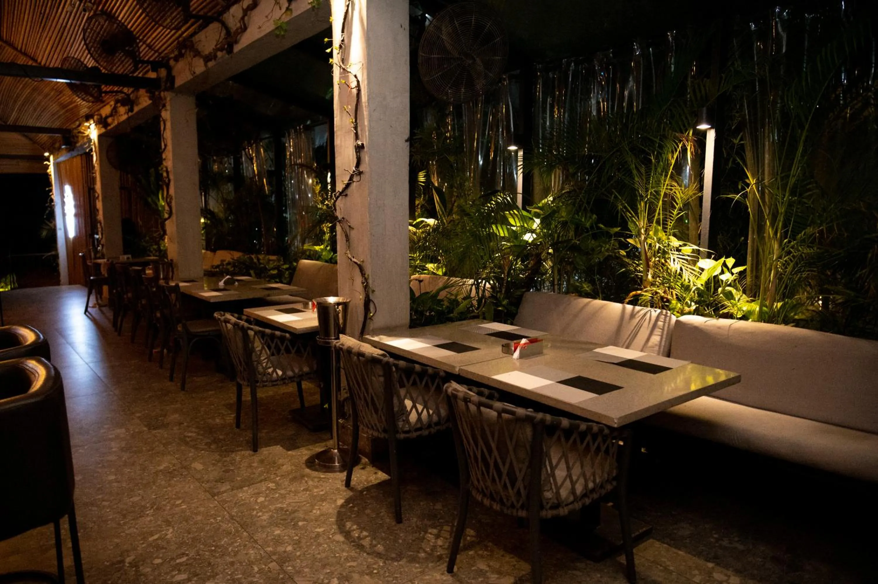 Restaurant/places to eat in The Blowfish Hotel