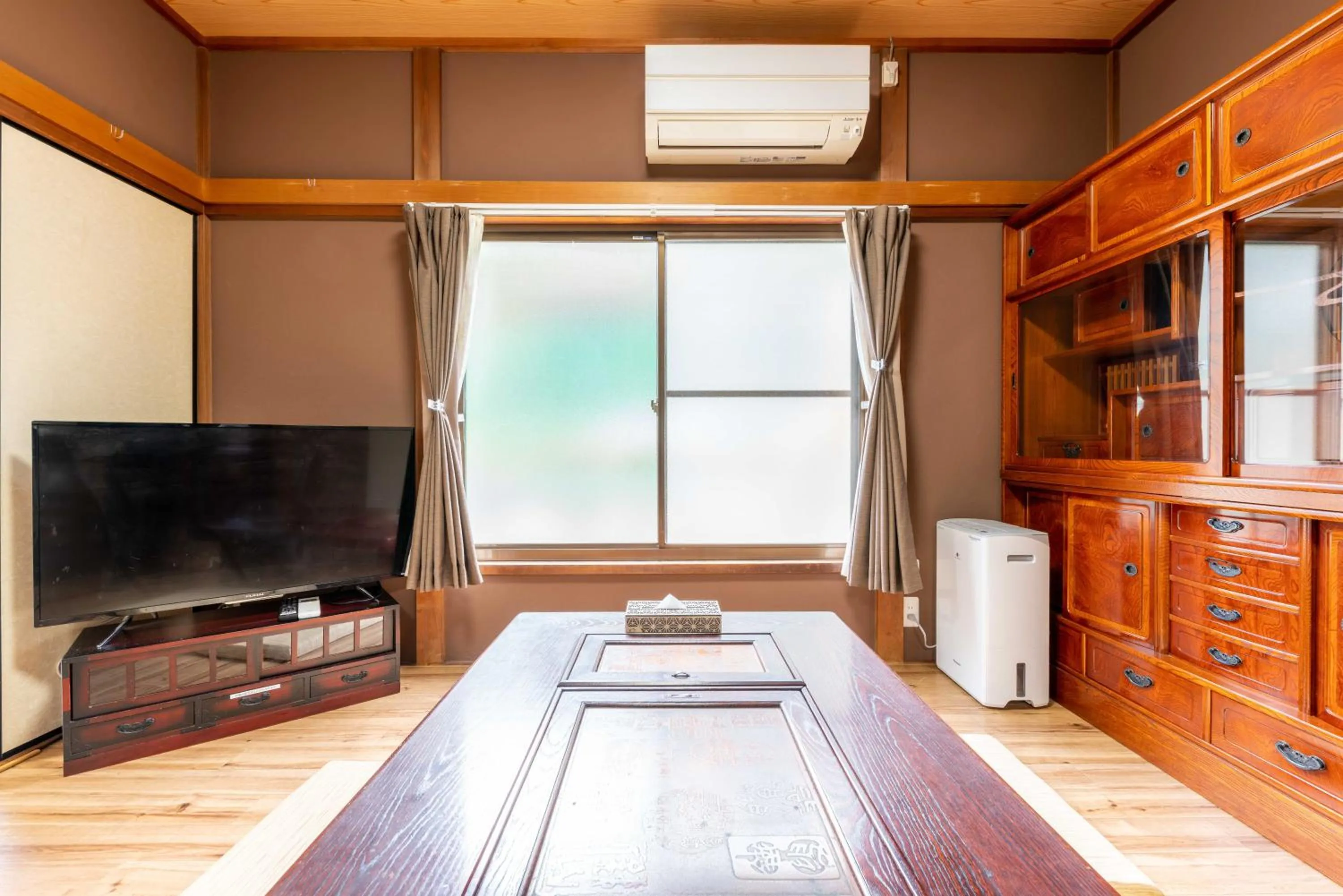 Living room, Bed in 箱根湯本 川風荘 - Hakone Yumoto Kawakazesou