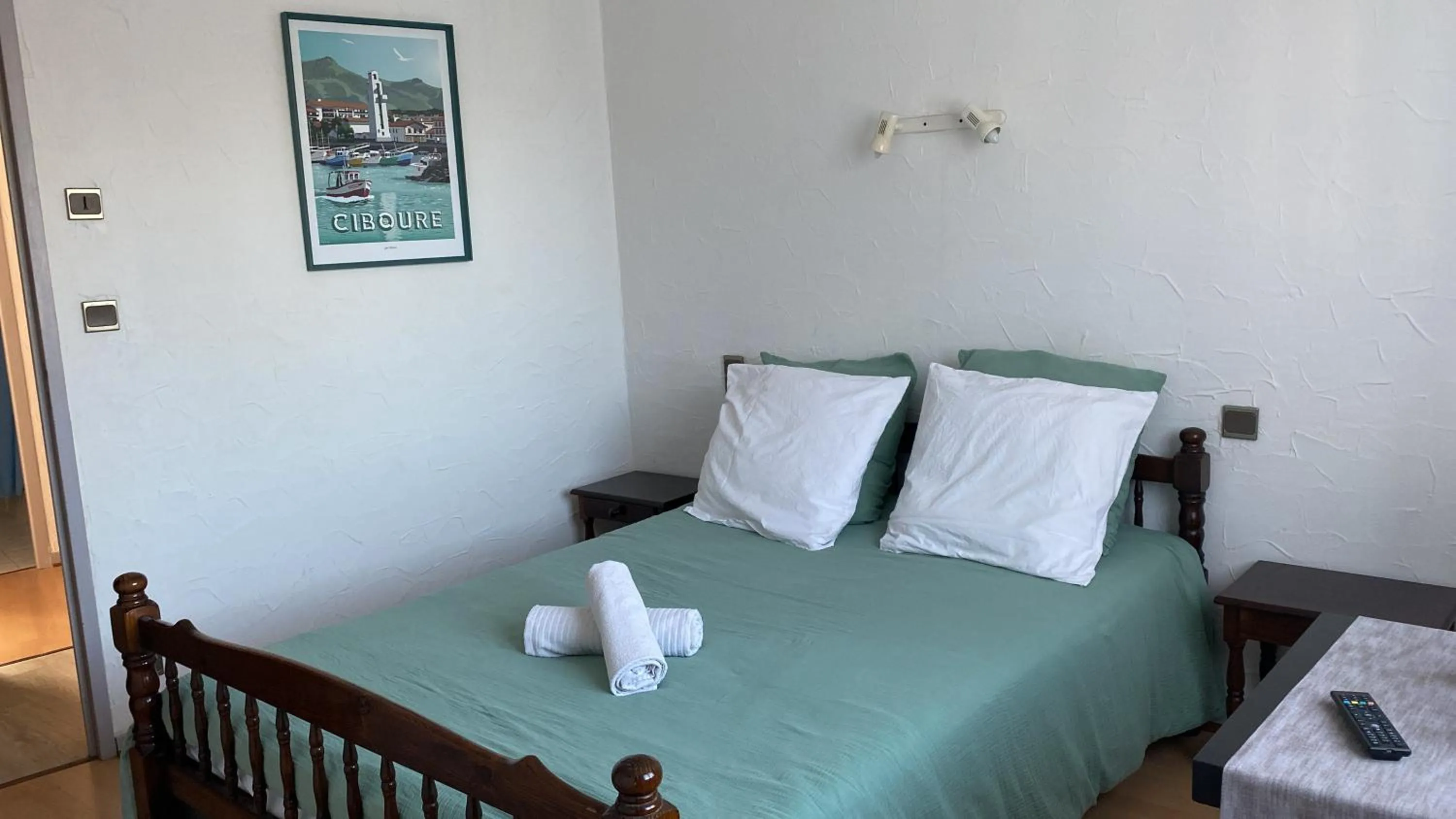 Bedroom, Bed in L' Auberge Campagnarde, Lourdes