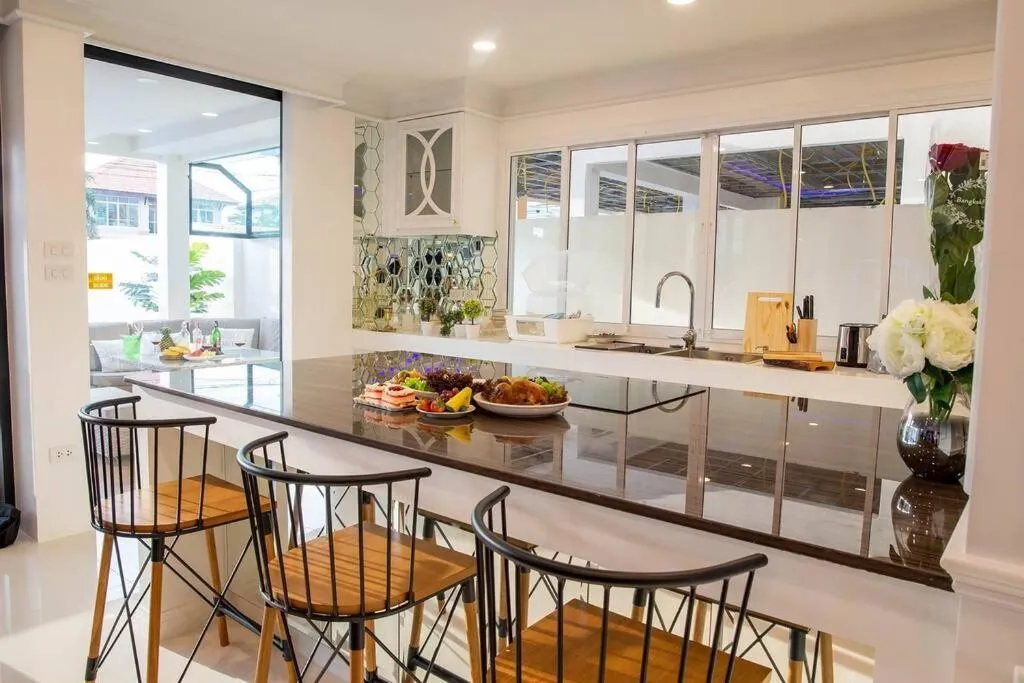 Exquisite Pool Villa J - Pattaya Pool Villa