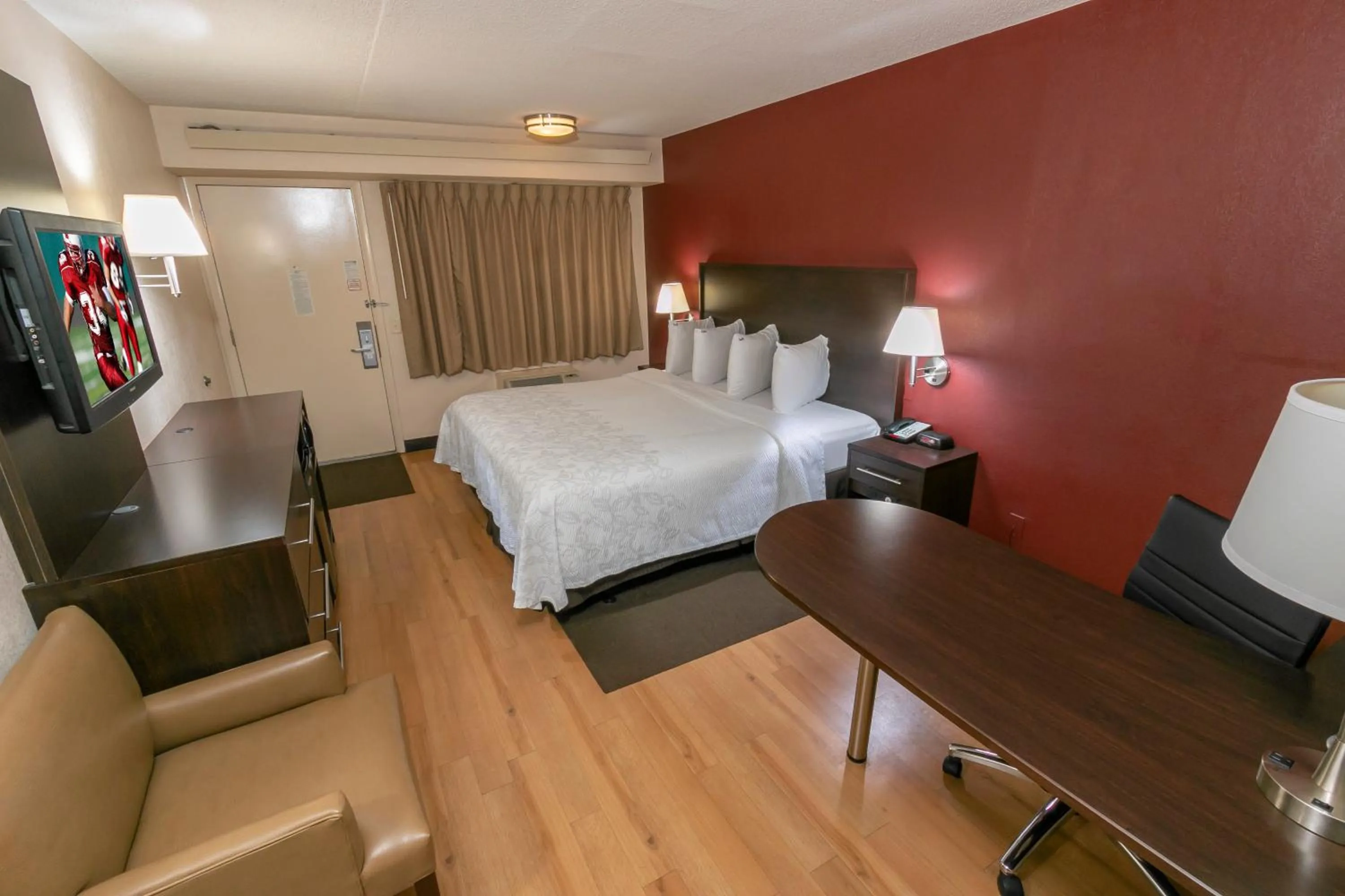 Photo of the whole room, Bed in Red Roof Inn PLUS+ Statesville