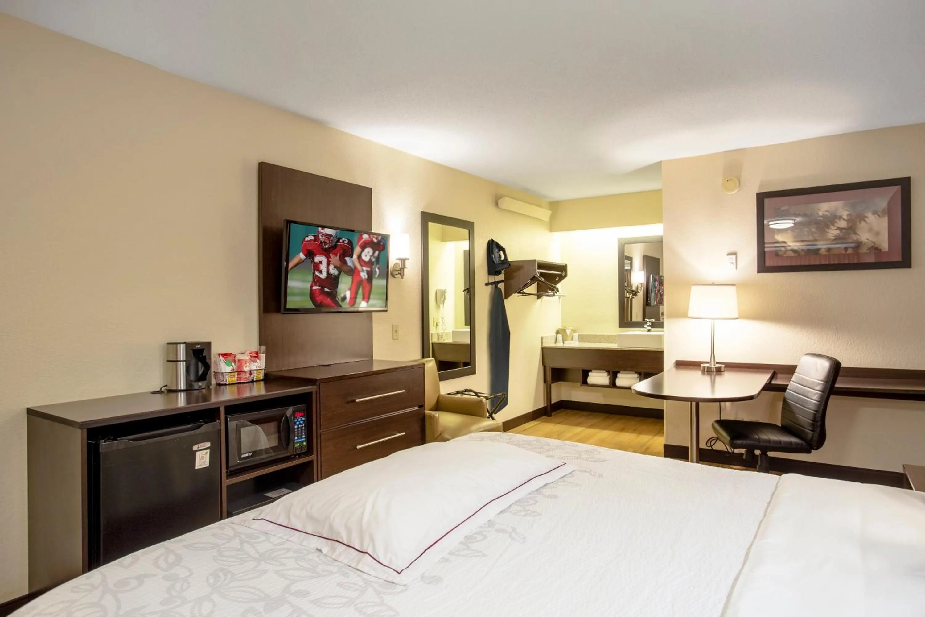 Photo of the whole room, Bed in Red Roof Inn PLUS+ Statesville