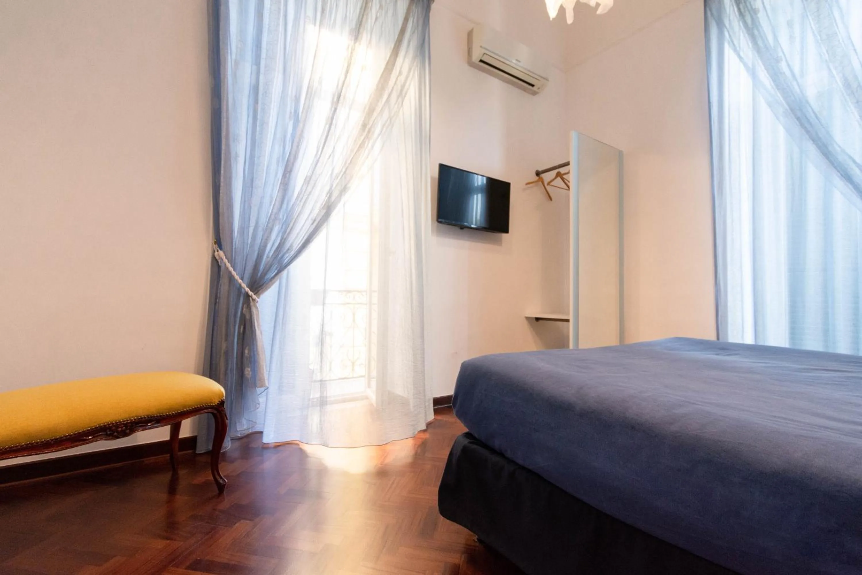 Photo of the whole room, Bed in Areamare