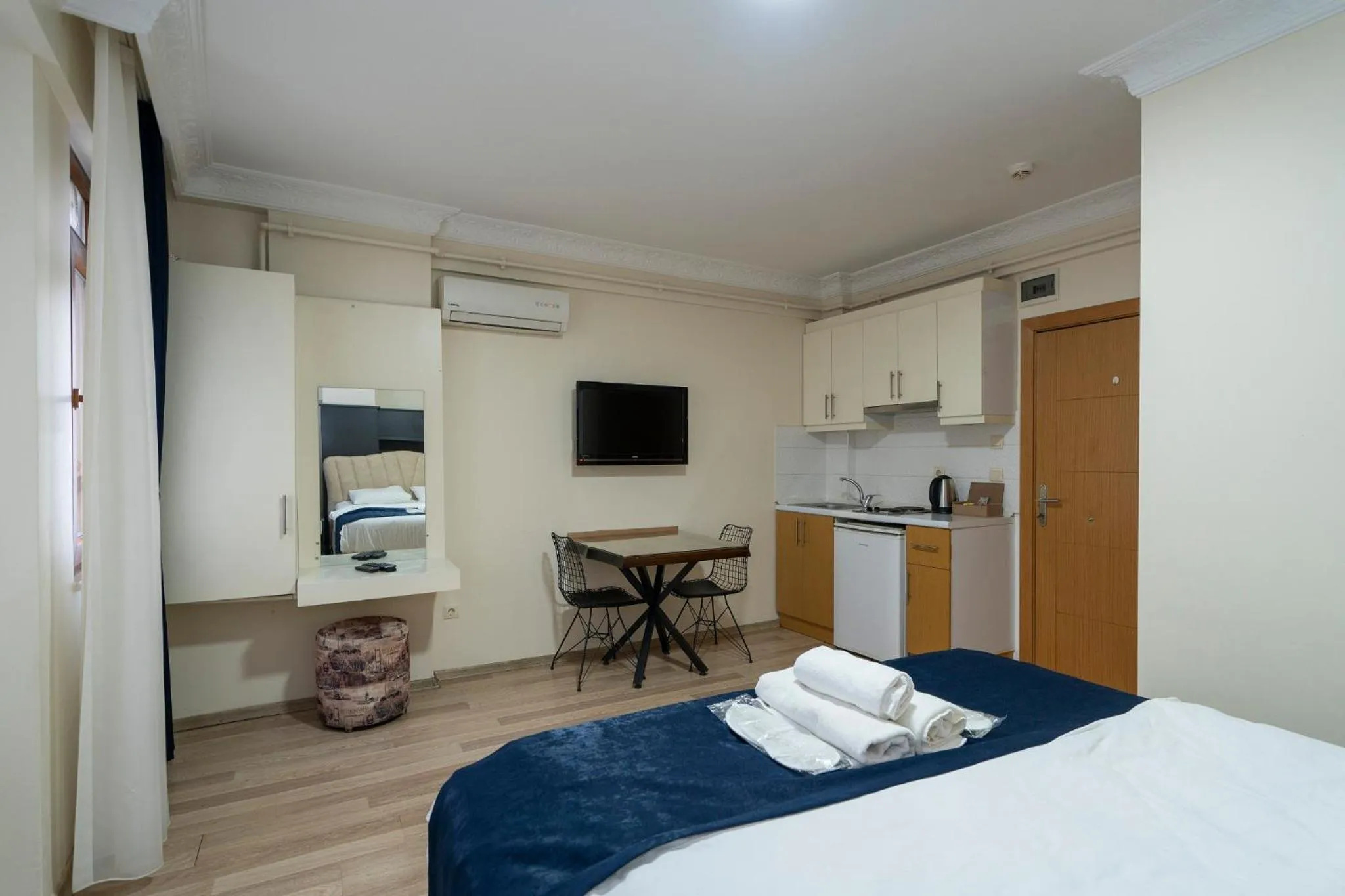 Communal lounge/ TV room, Bed in Asteria House