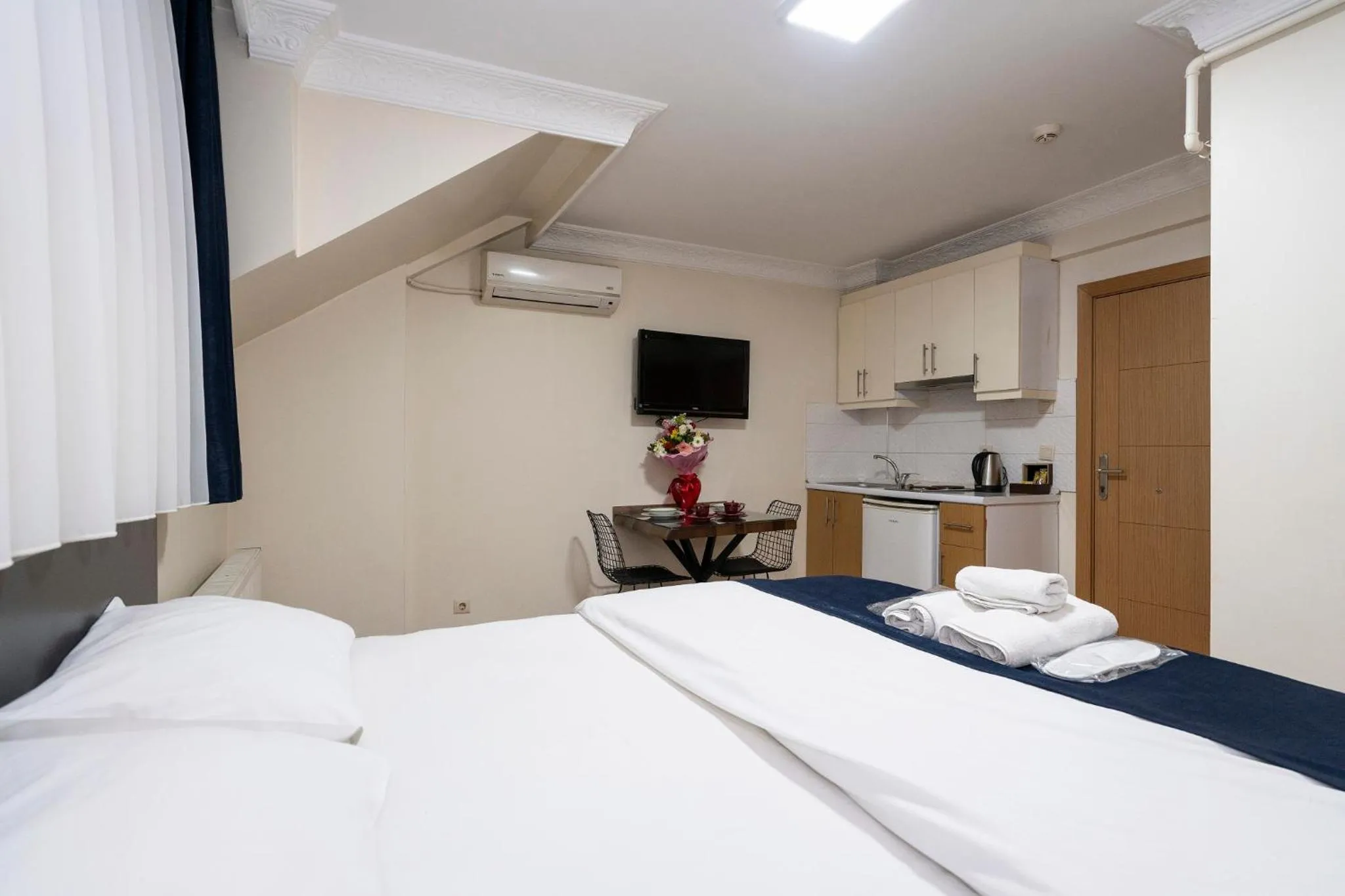 Photo of the whole room, Bed in Asteria House