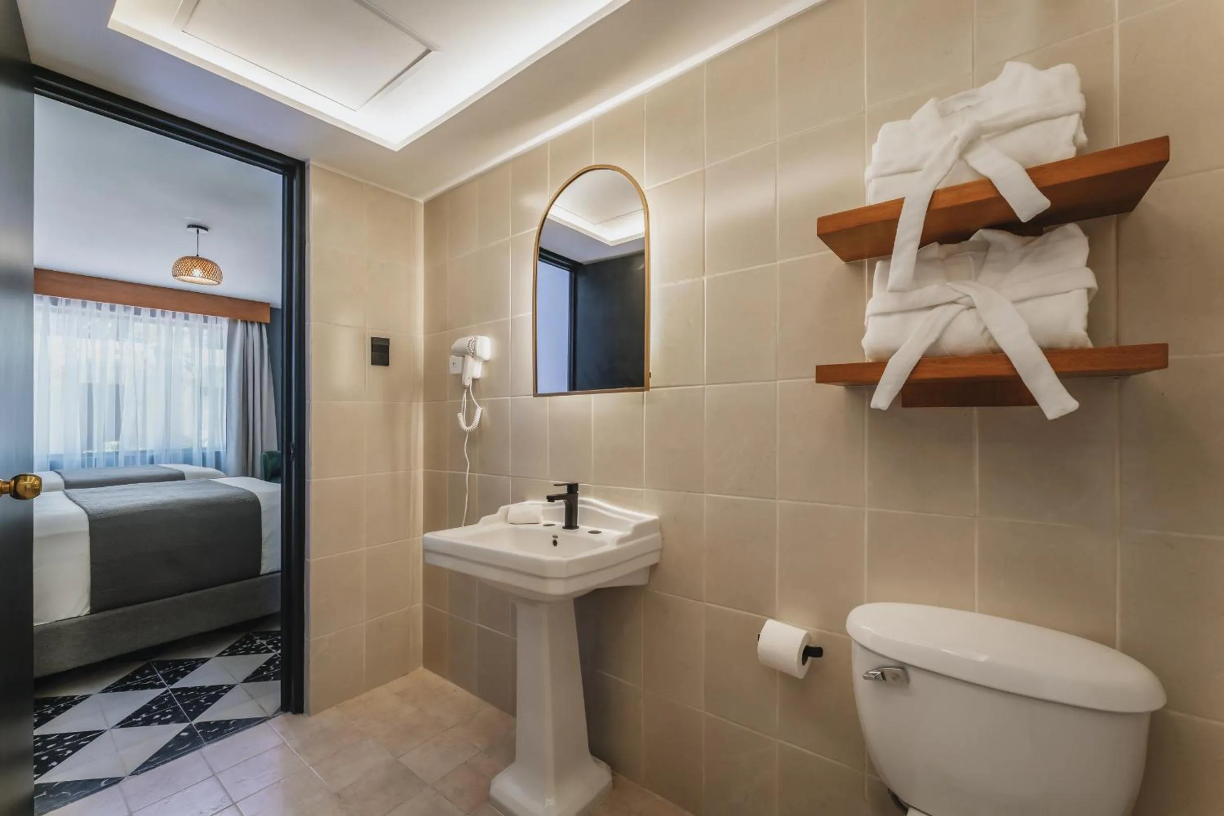 Shower, Bed in Gran Hotel Panamericana, Mérida