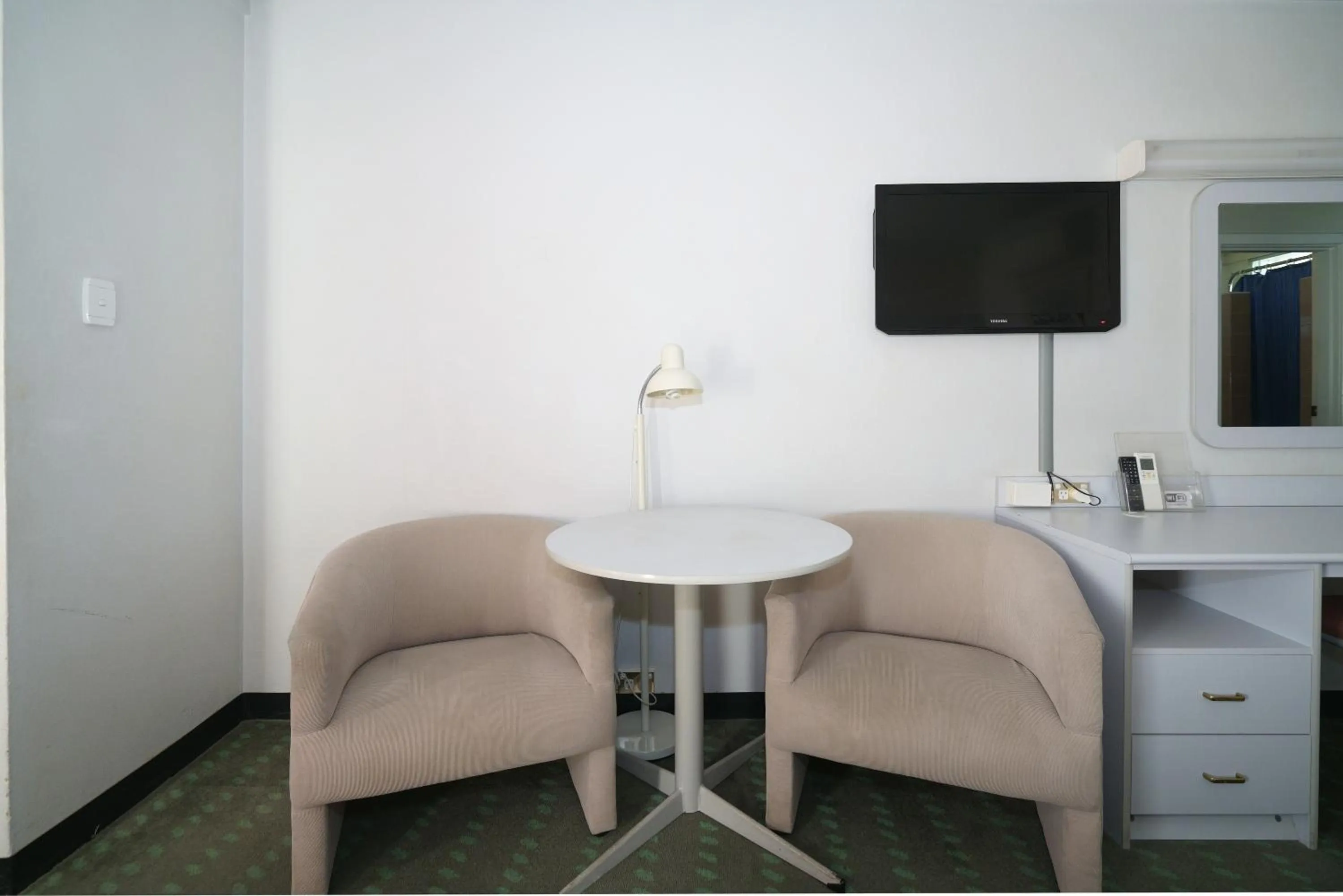 Bedroom in Olympia Motel