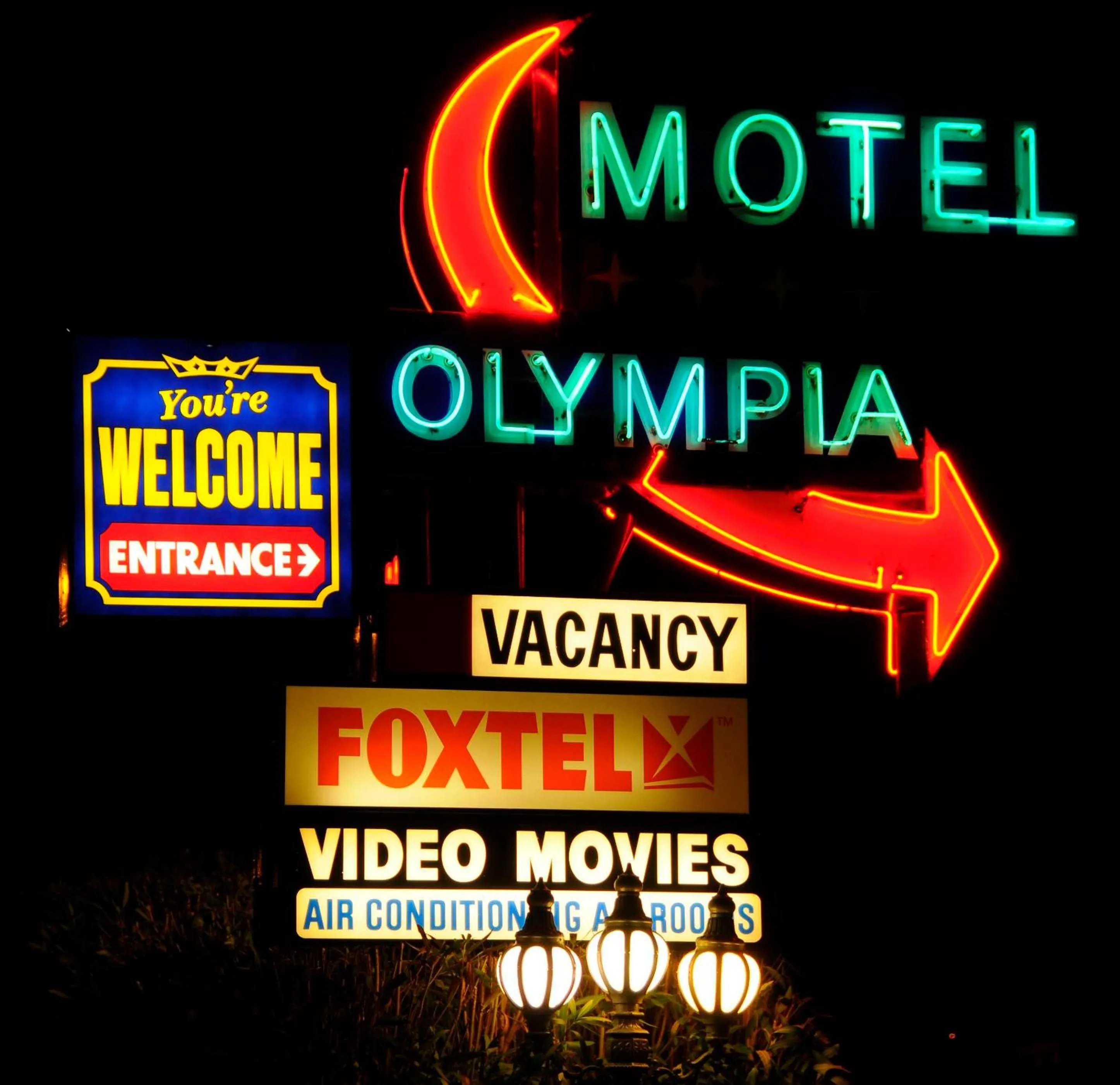 Facade/entrance in Olympia Motel