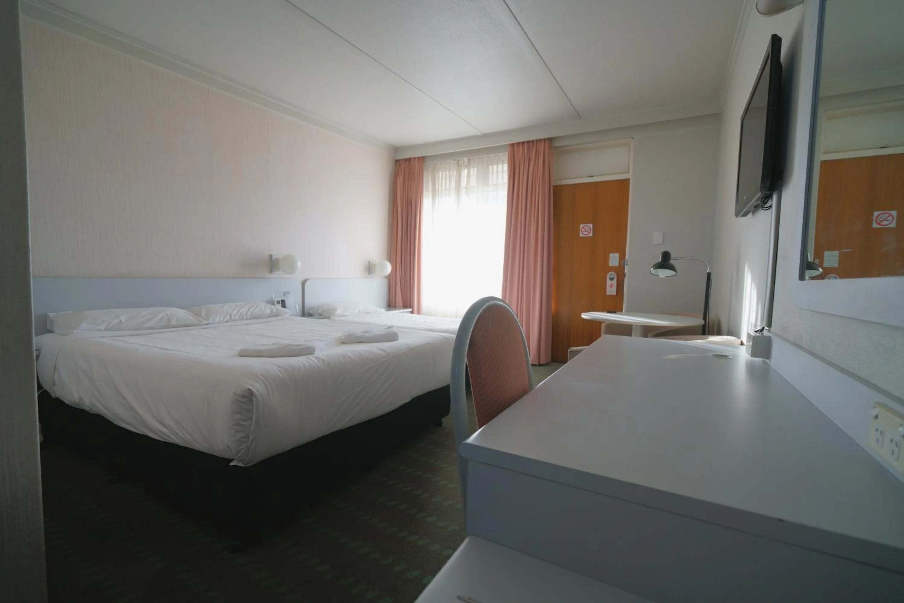 Bedroom, Bed in Olympia Motel