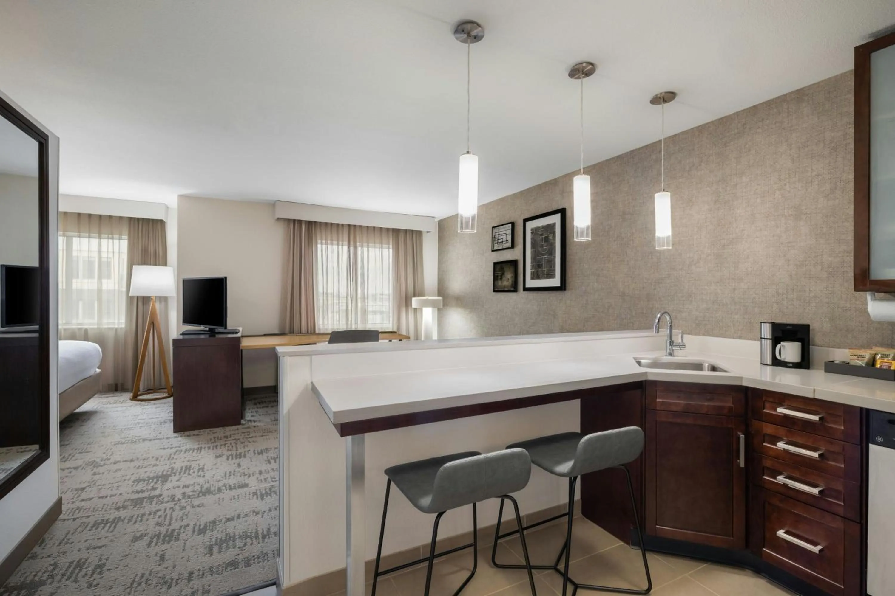 Kitchen or kitchenette, Bed in Residence Inn by Marriott Des Moines Downtown