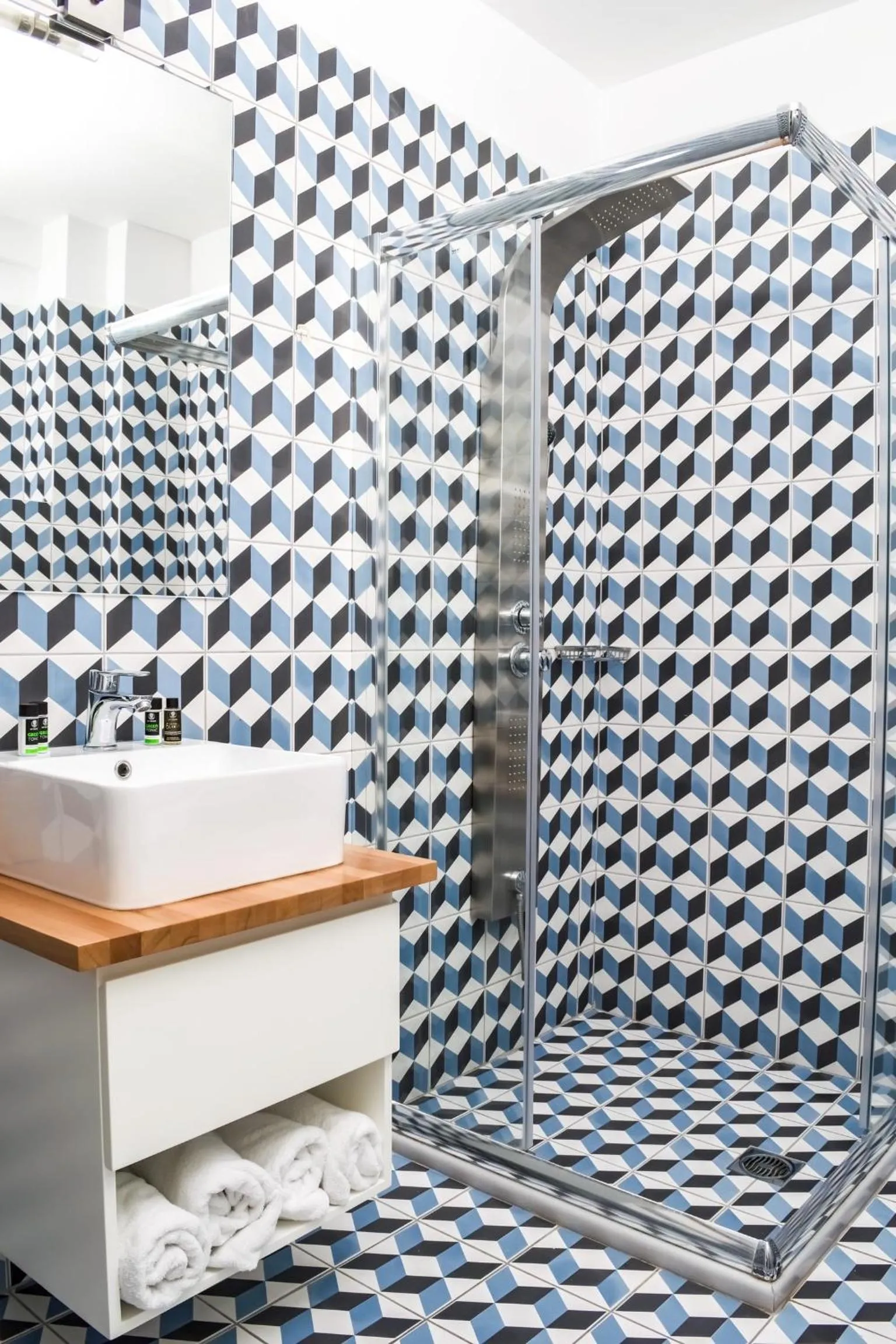 Shower in Iasonos Suites Athens