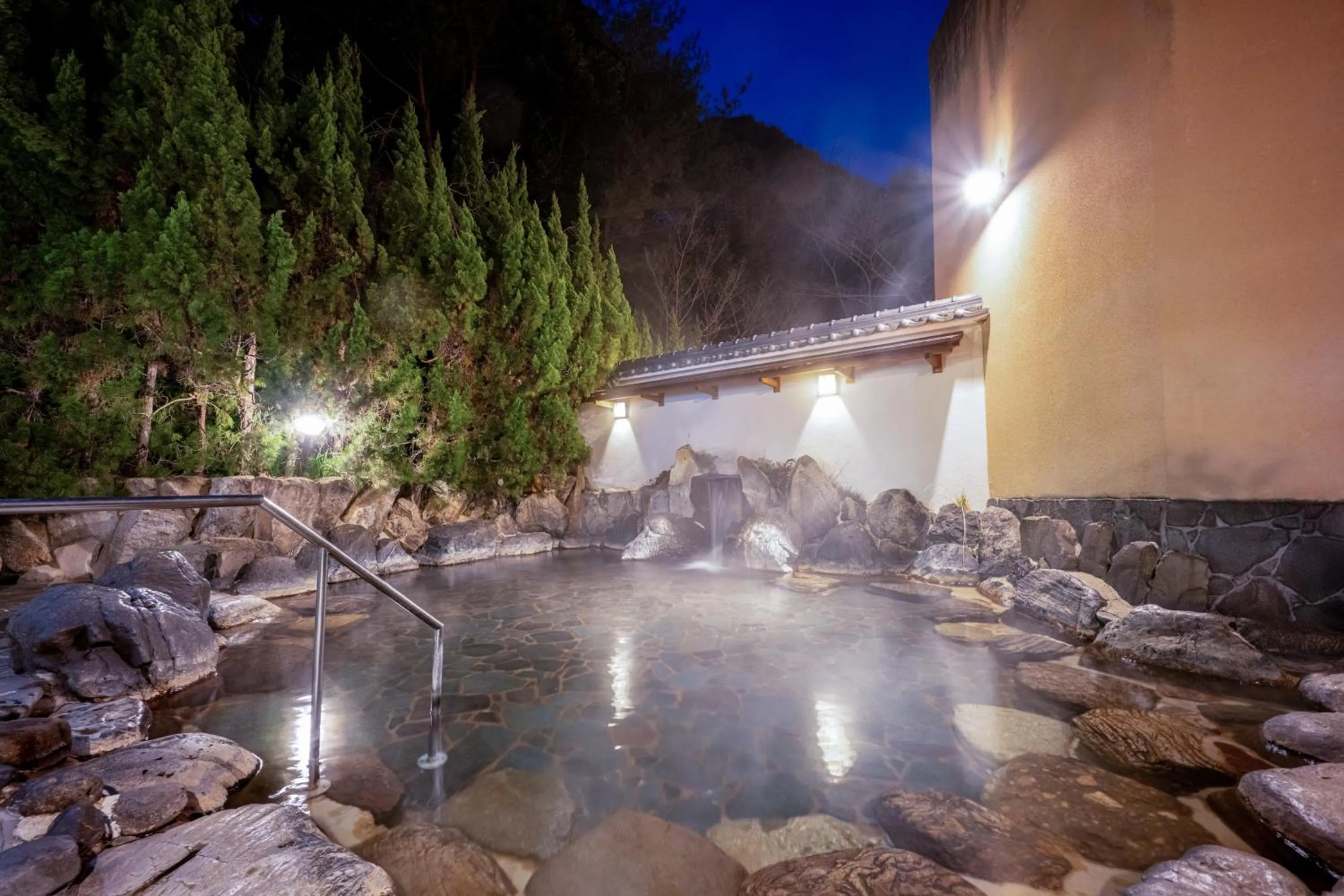 Open Air Bath in Yumoto Kanko Hotel Saikyo