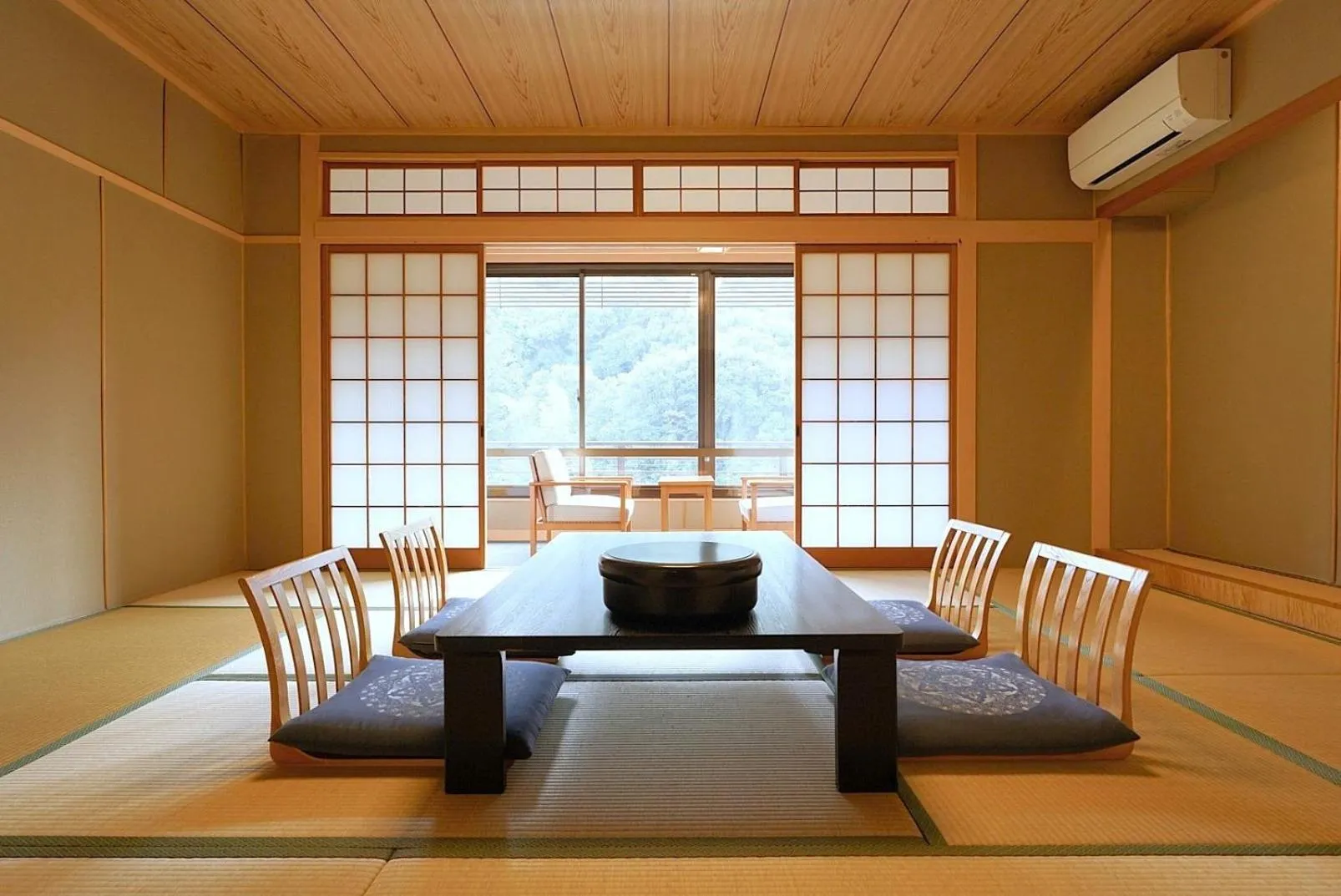 Seating area in Yumoto Kanko Hotel Saikyo