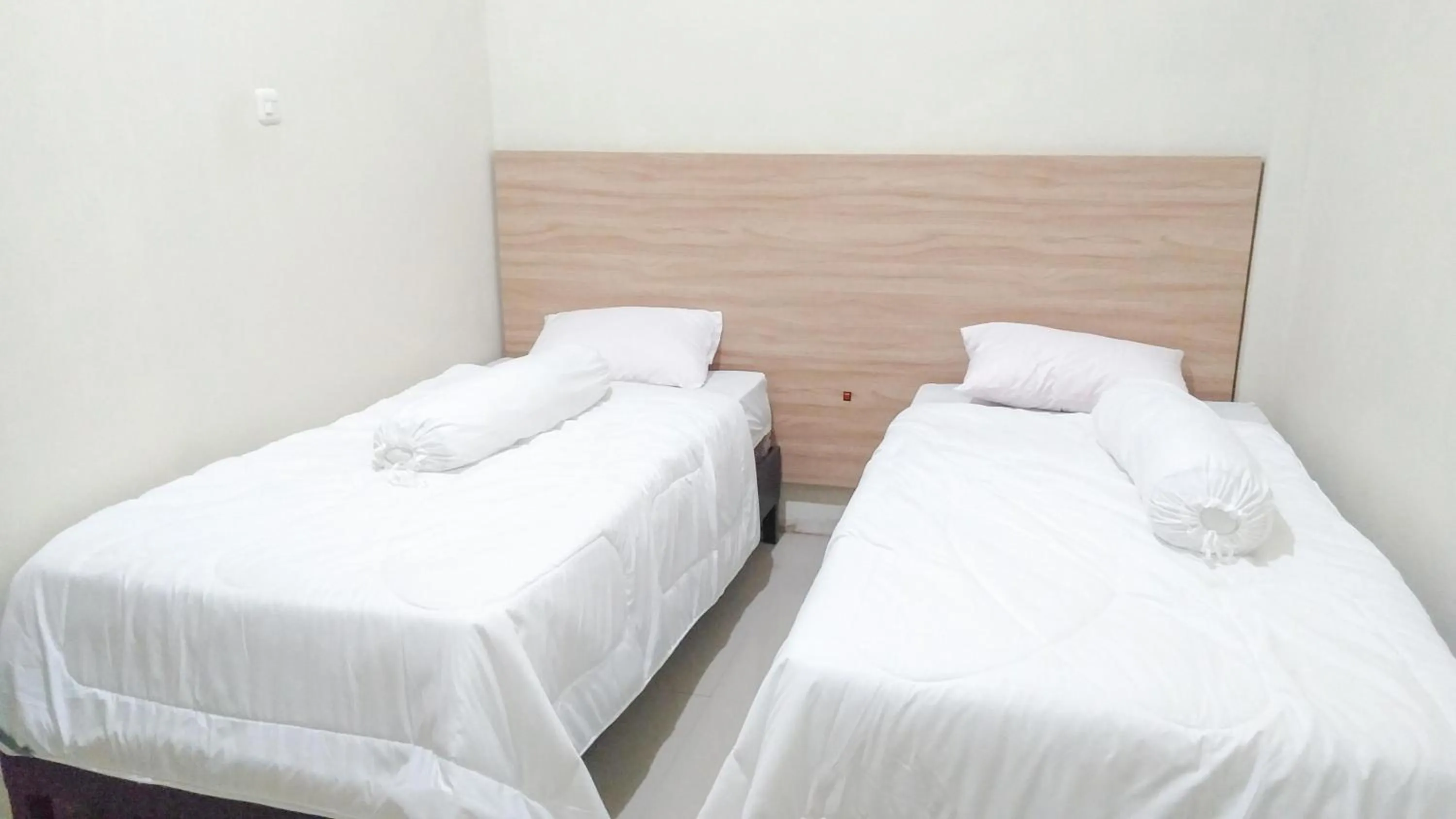 Bed in RedDoorz Syariah at Karema Area Mamuju