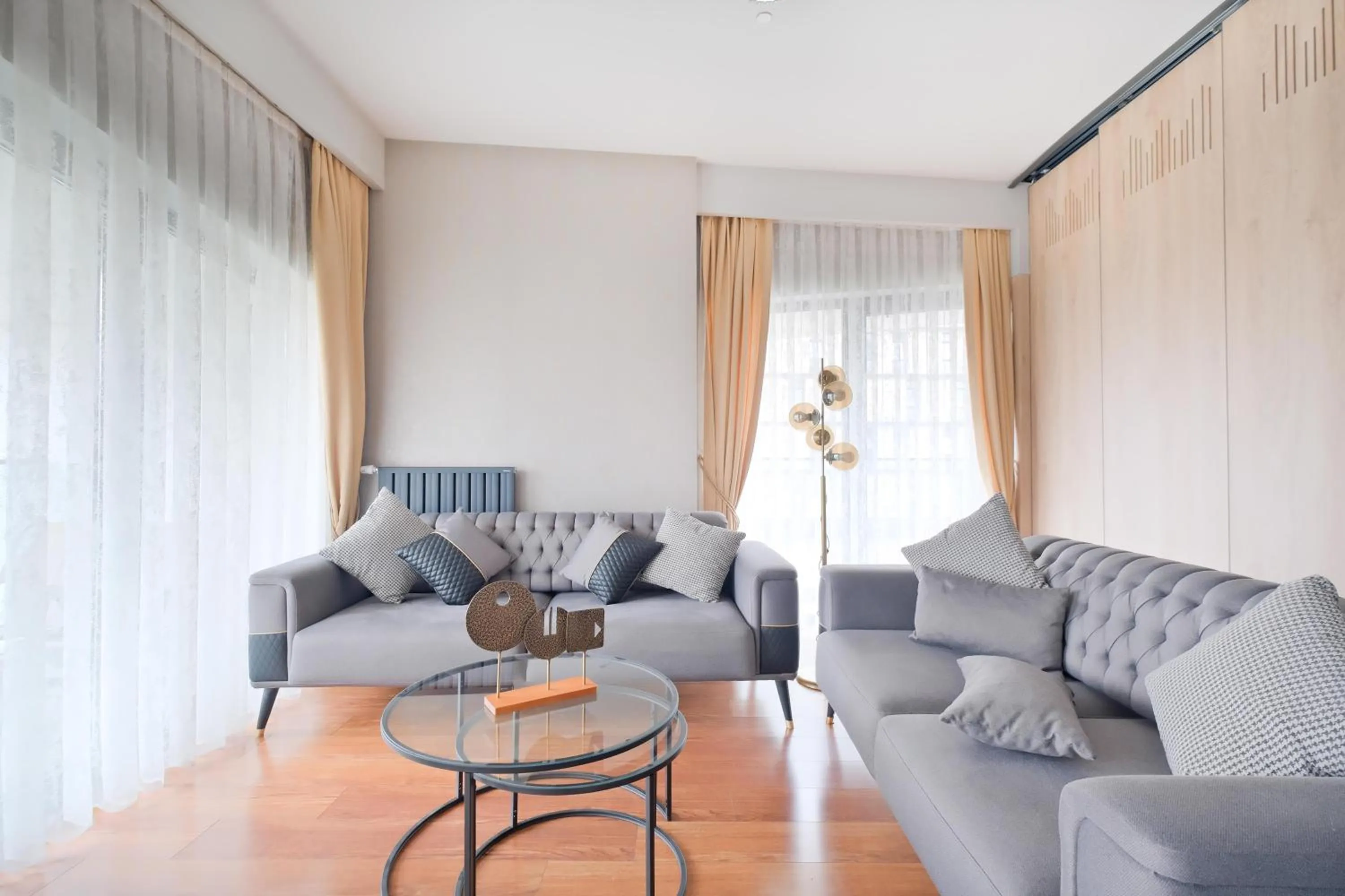 Living room in Benesta Residence by NewInn