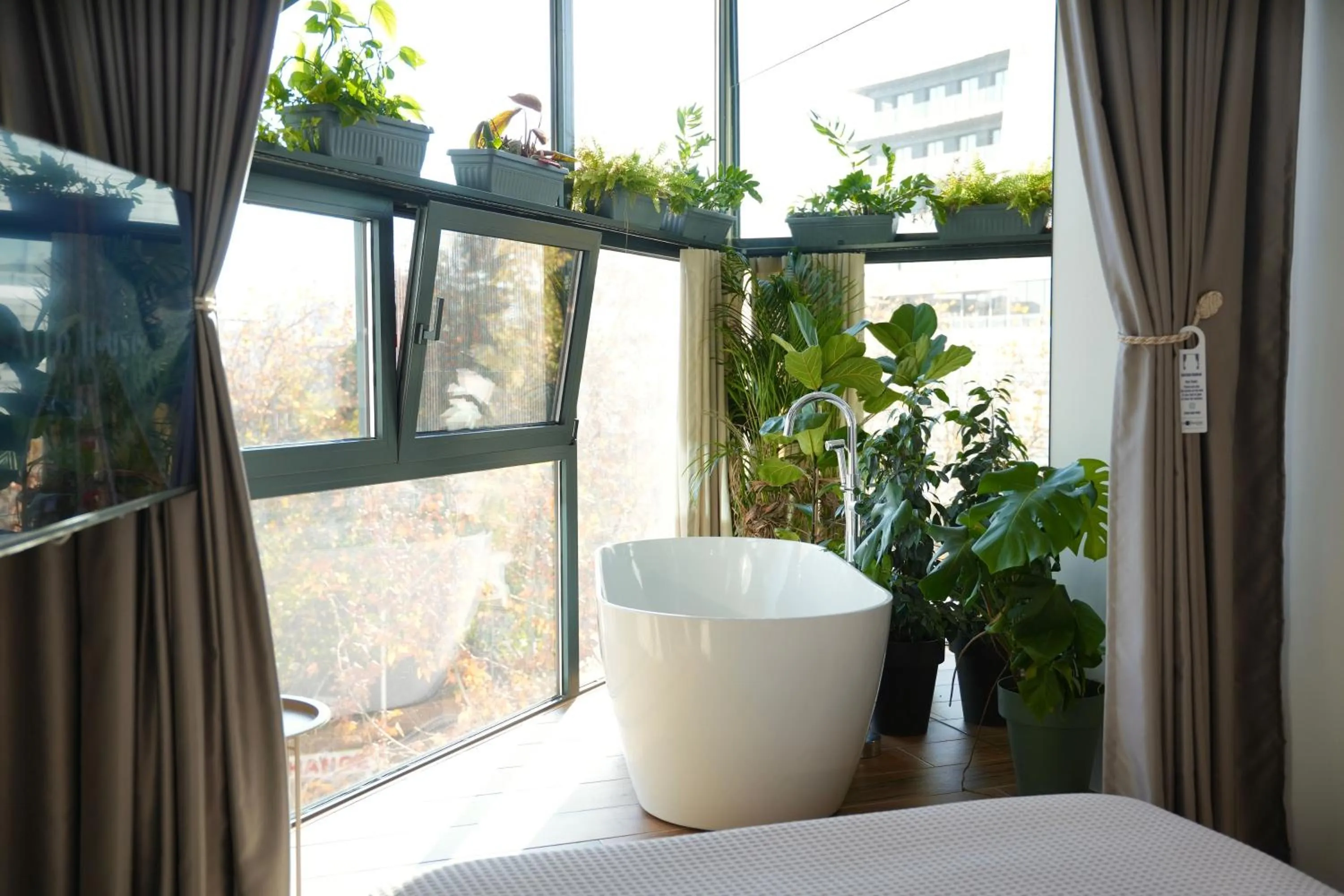 Photo of the whole room, Bed in Retreat Apartments