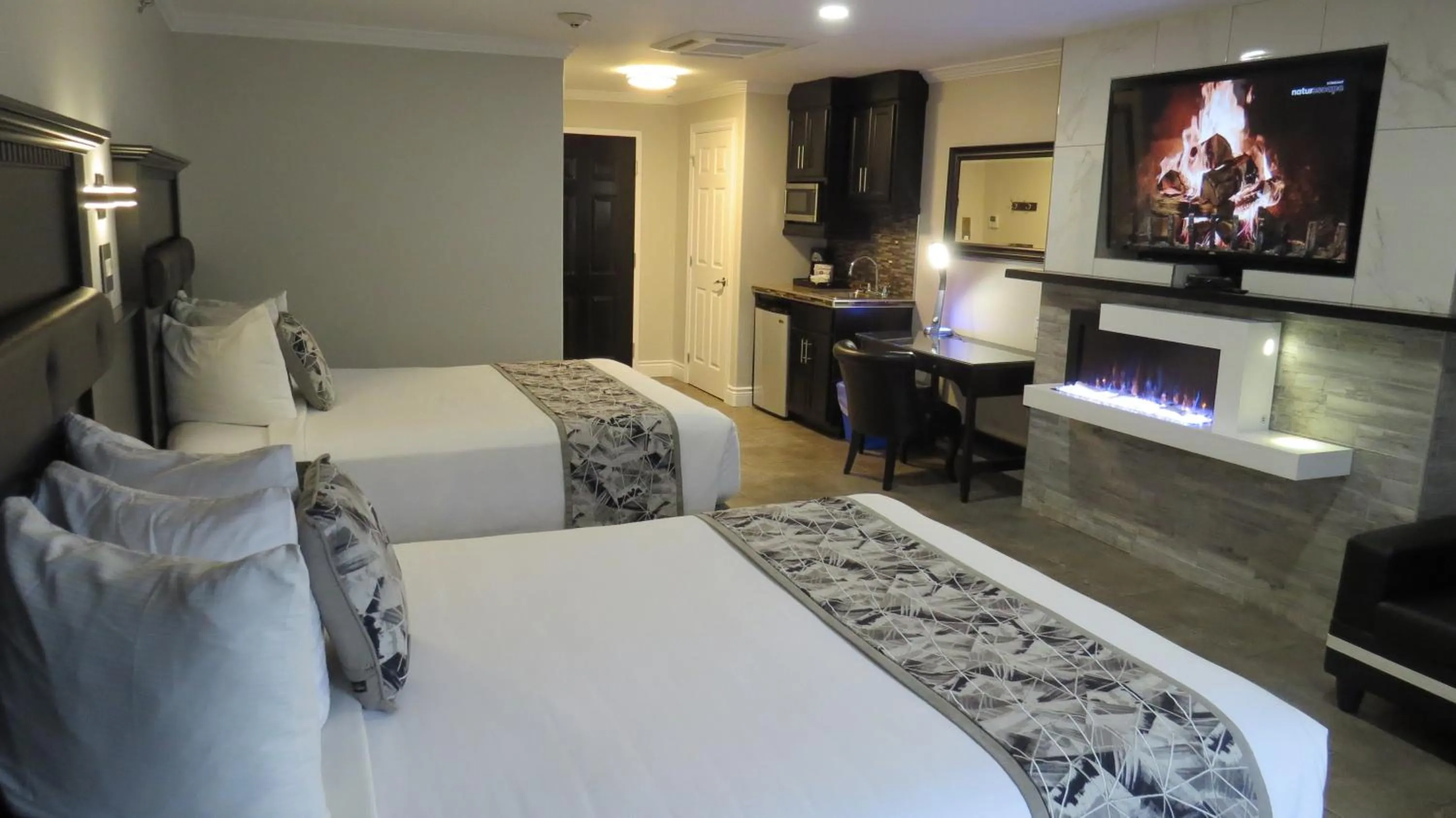 Bedroom, Bed in Dockside Suites