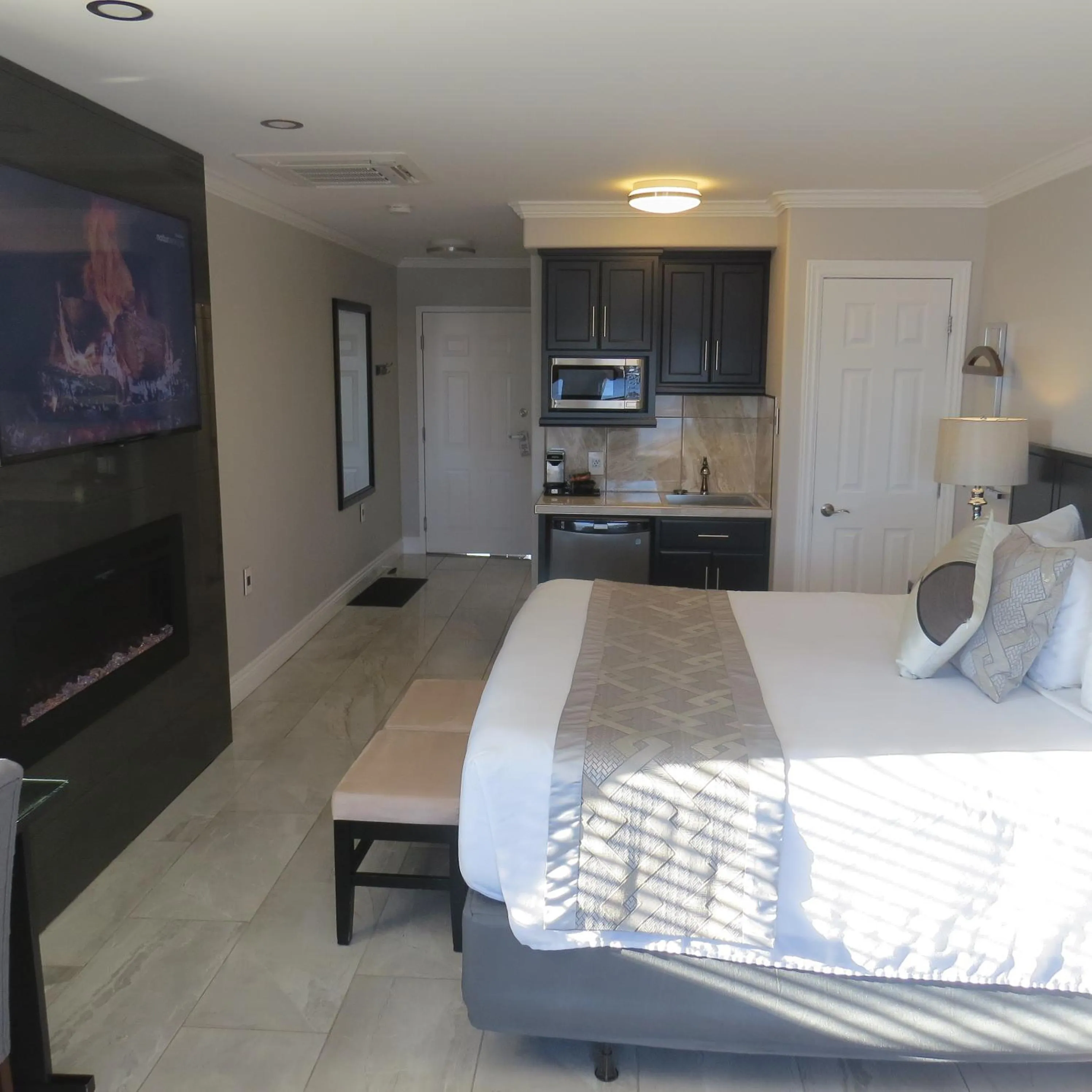 Bed in Dockside Suites