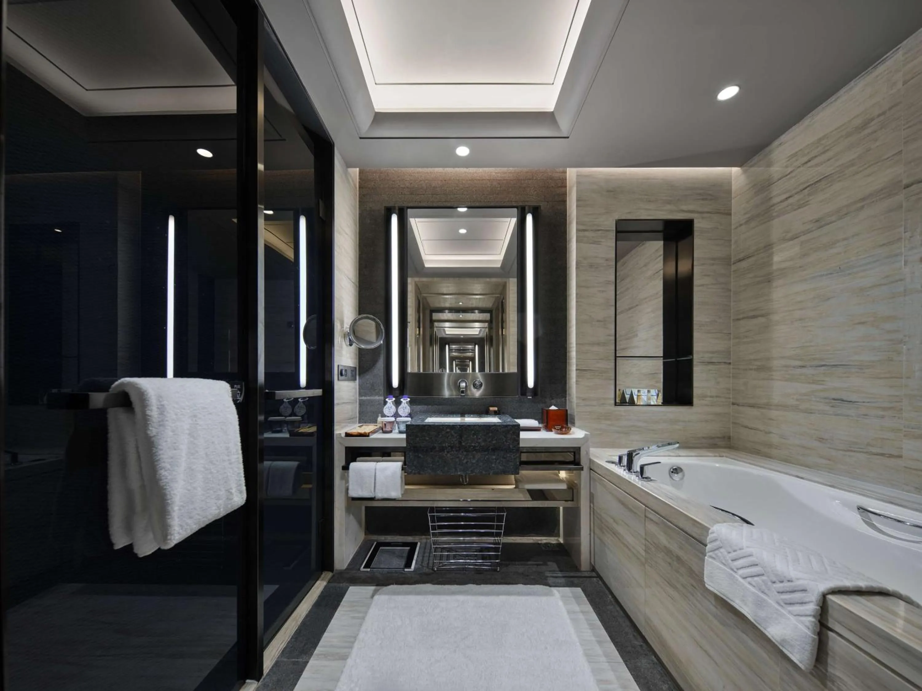 Bathroom, Bed in Hilton Shenzhen Shekou Nanhai
