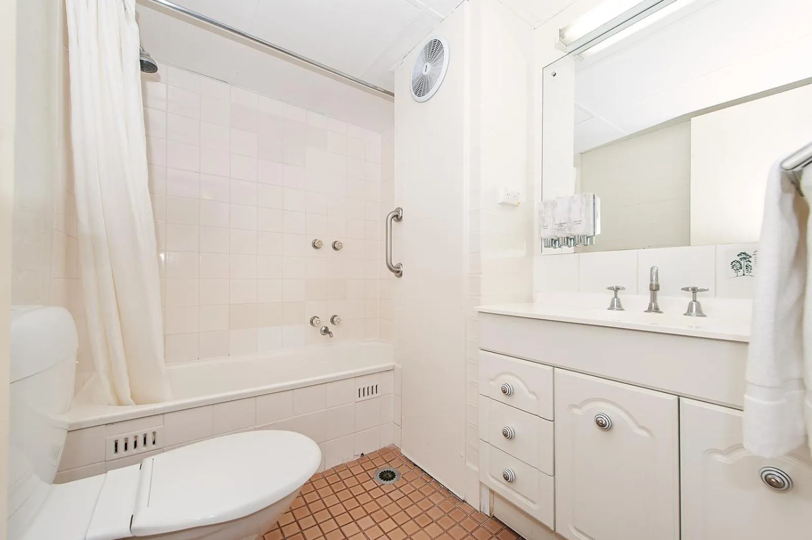 Bathroom in Winsor Park Motor Inn