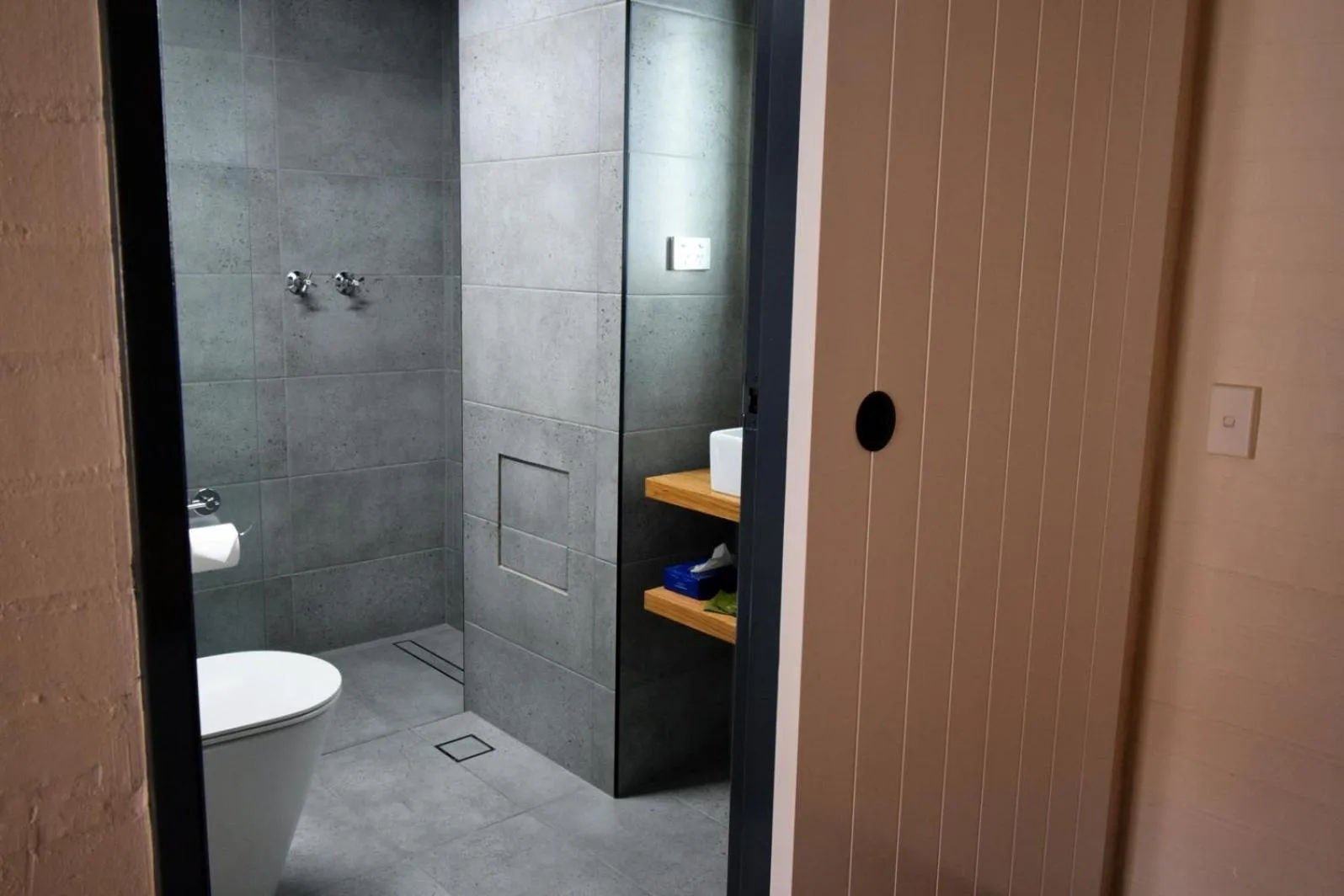 Shower in Winsor Park Motor Inn