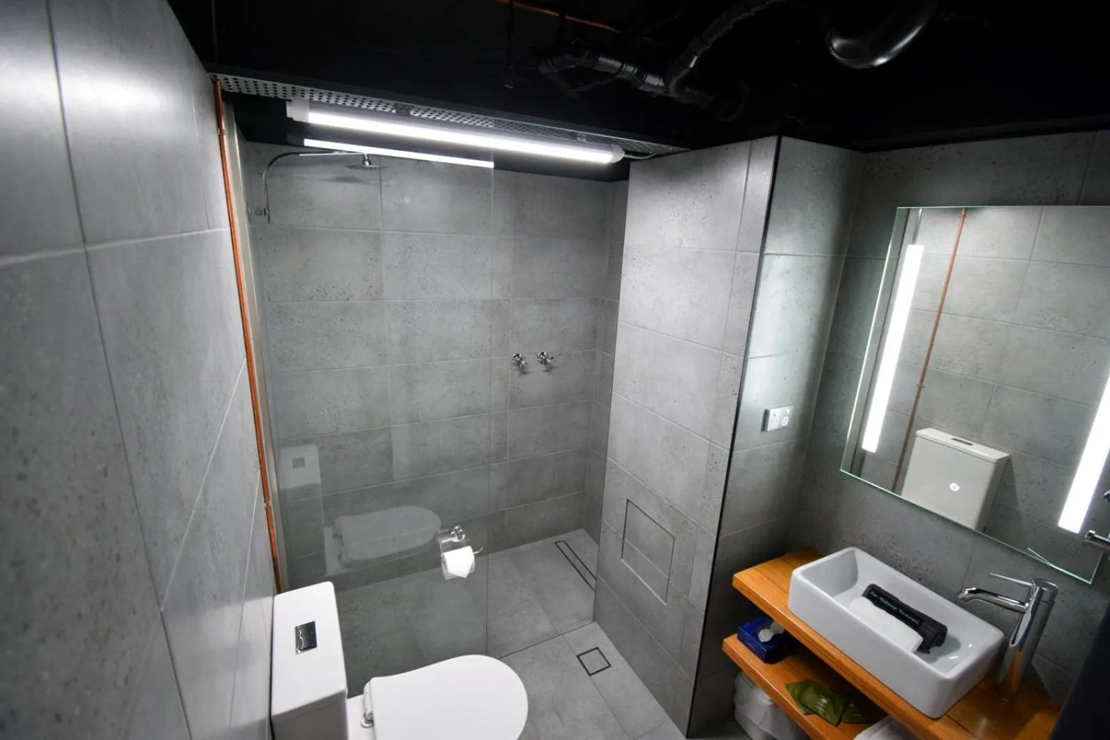 Shower in Winsor Park Motor Inn