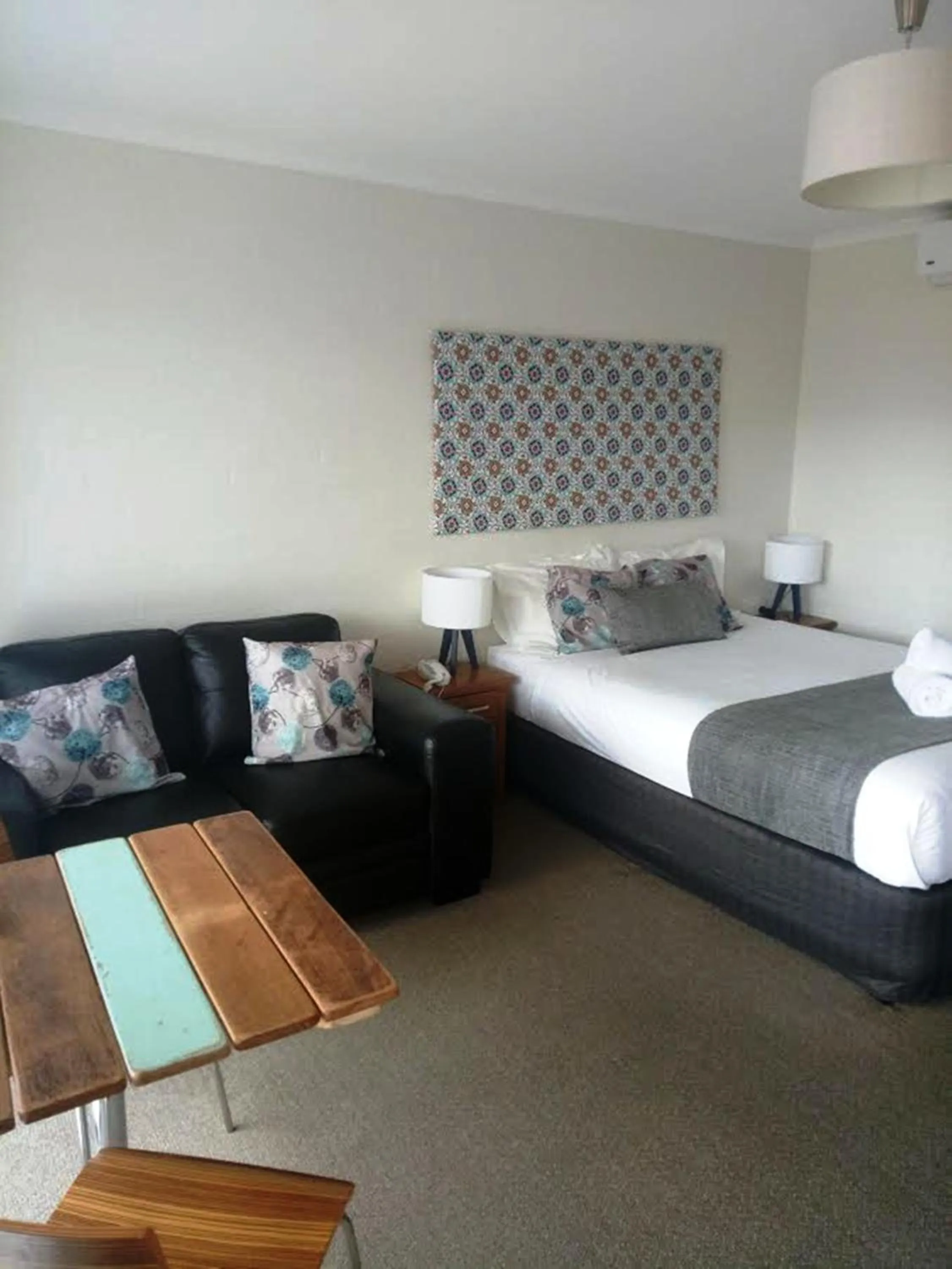 Photo of the whole room, Bed in Winsor Park Motor Inn