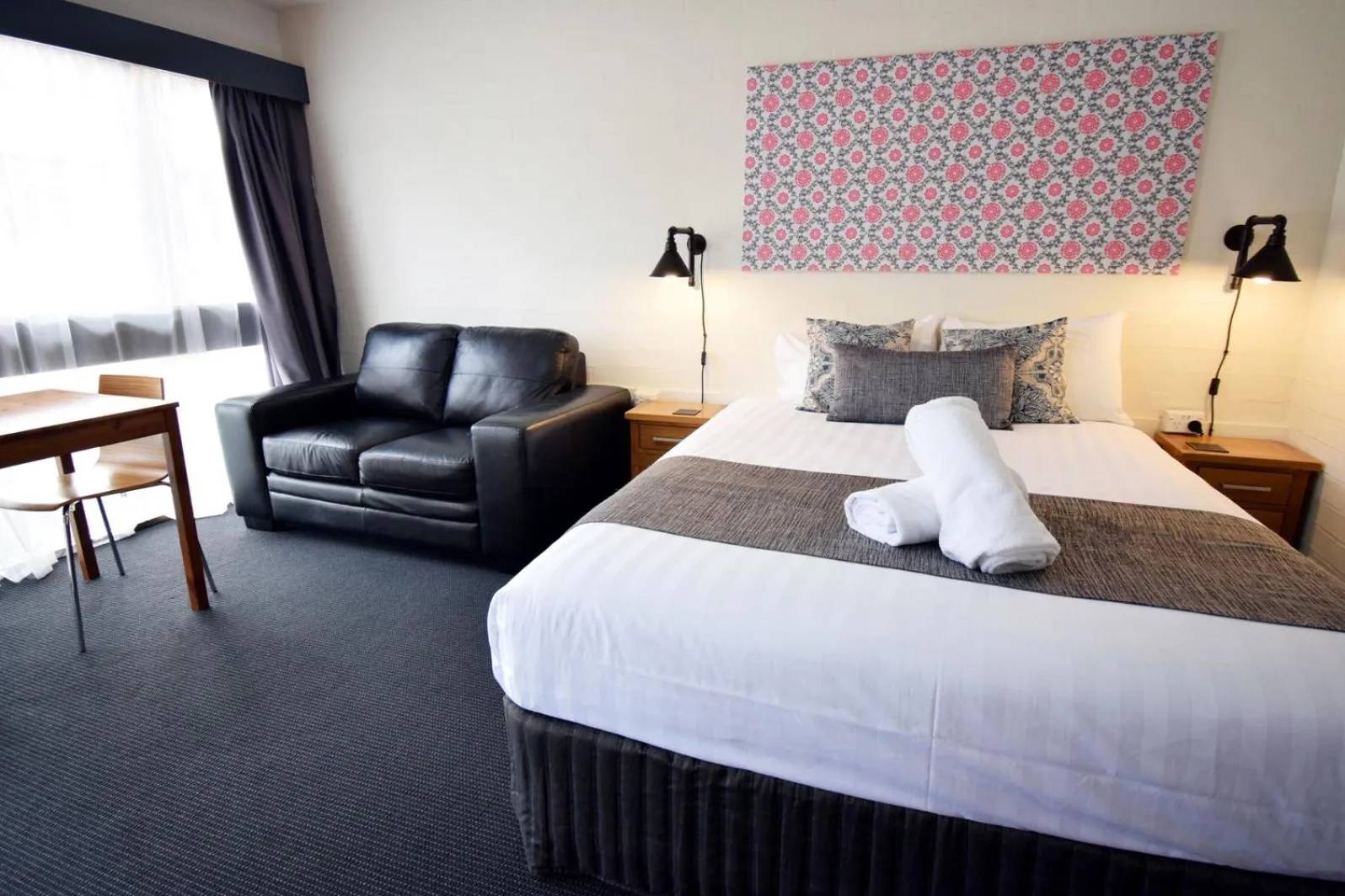 Seating area, Bed in Winsor Park Motor Inn