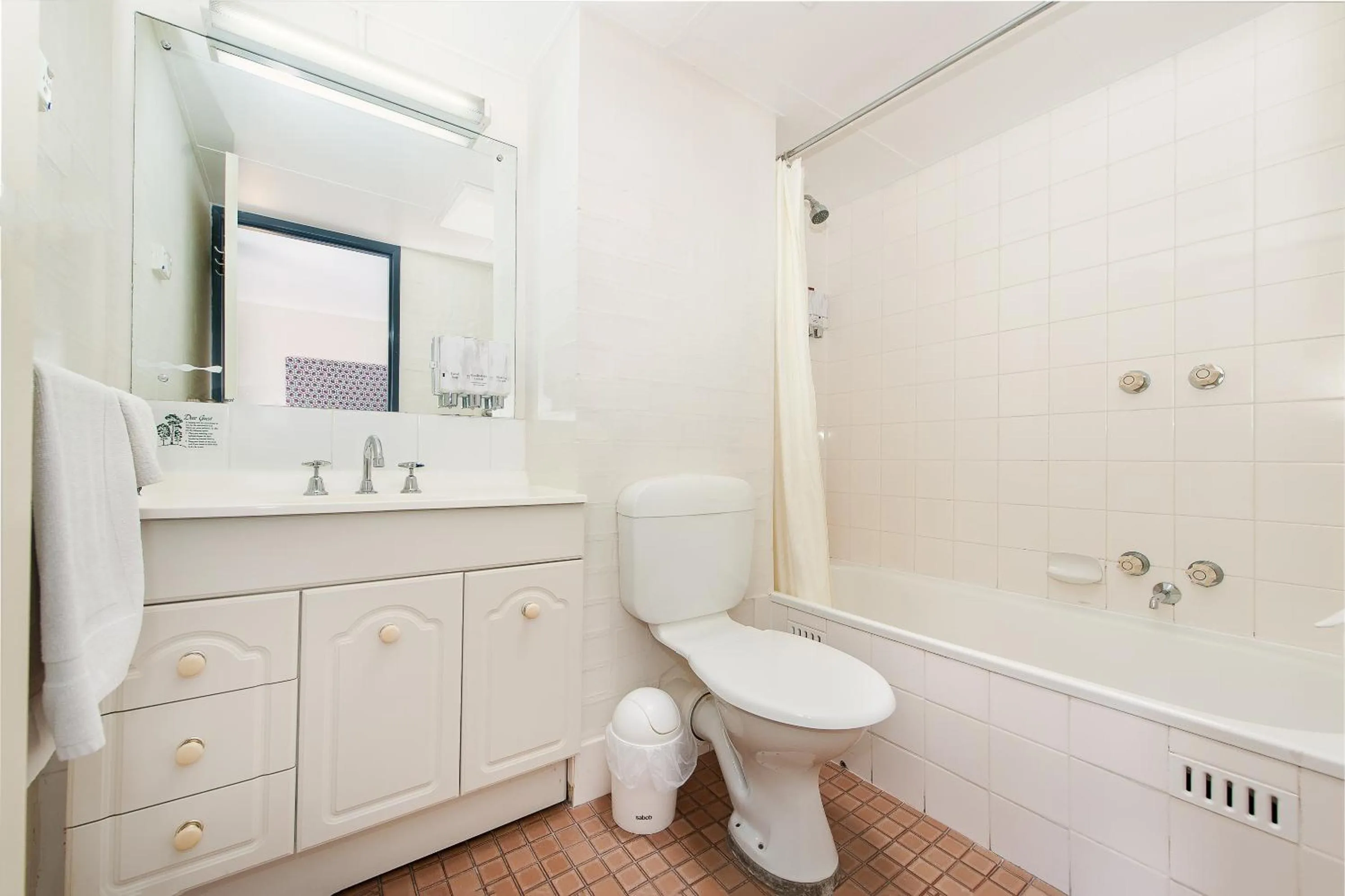 Bathroom in Winsor Park Motor Inn