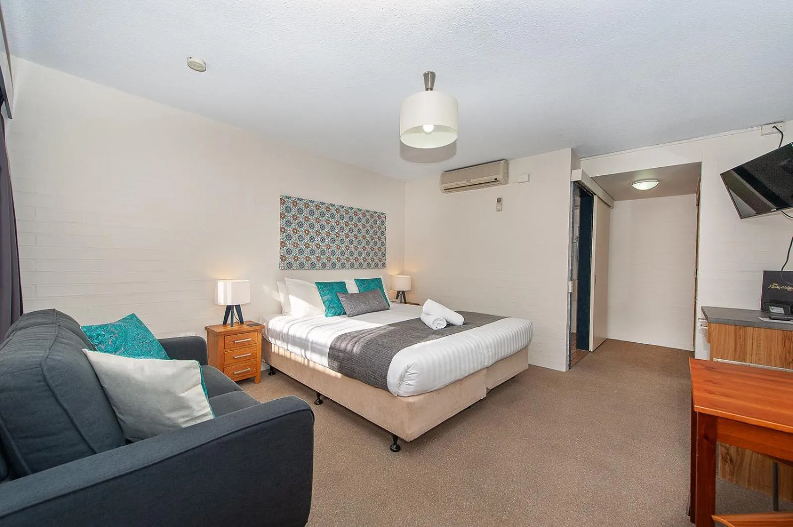 Seating area, Bed in Winsor Park Motor Inn