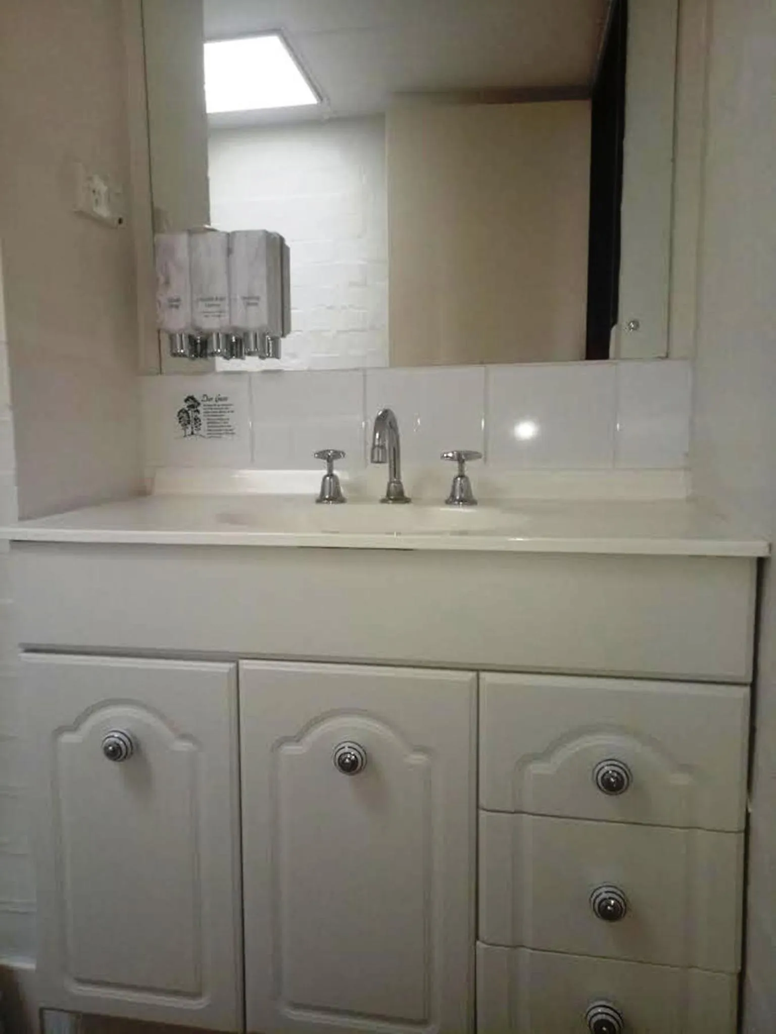 Bathroom in Winsor Park Motor Inn