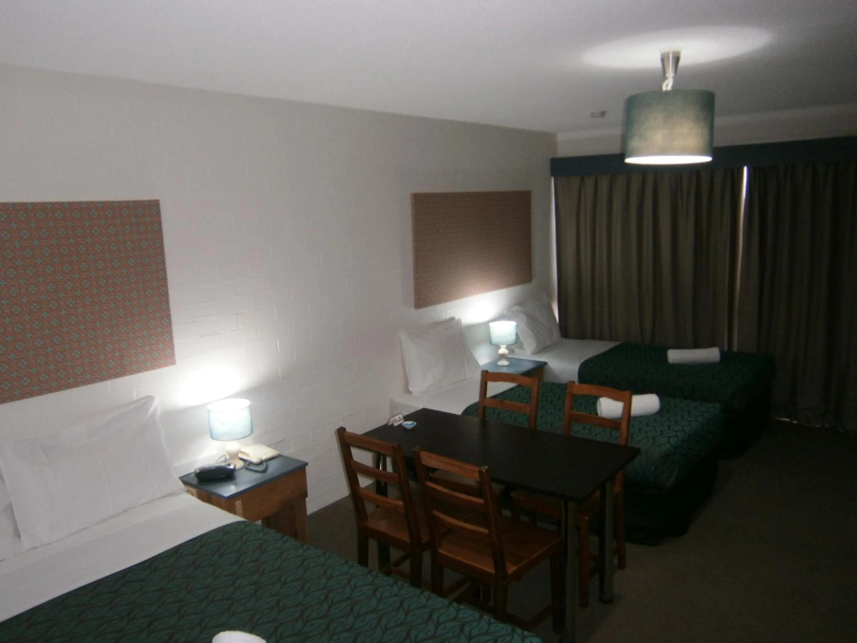 Photo of the whole room, Bed in Winsor Park Motor Inn
