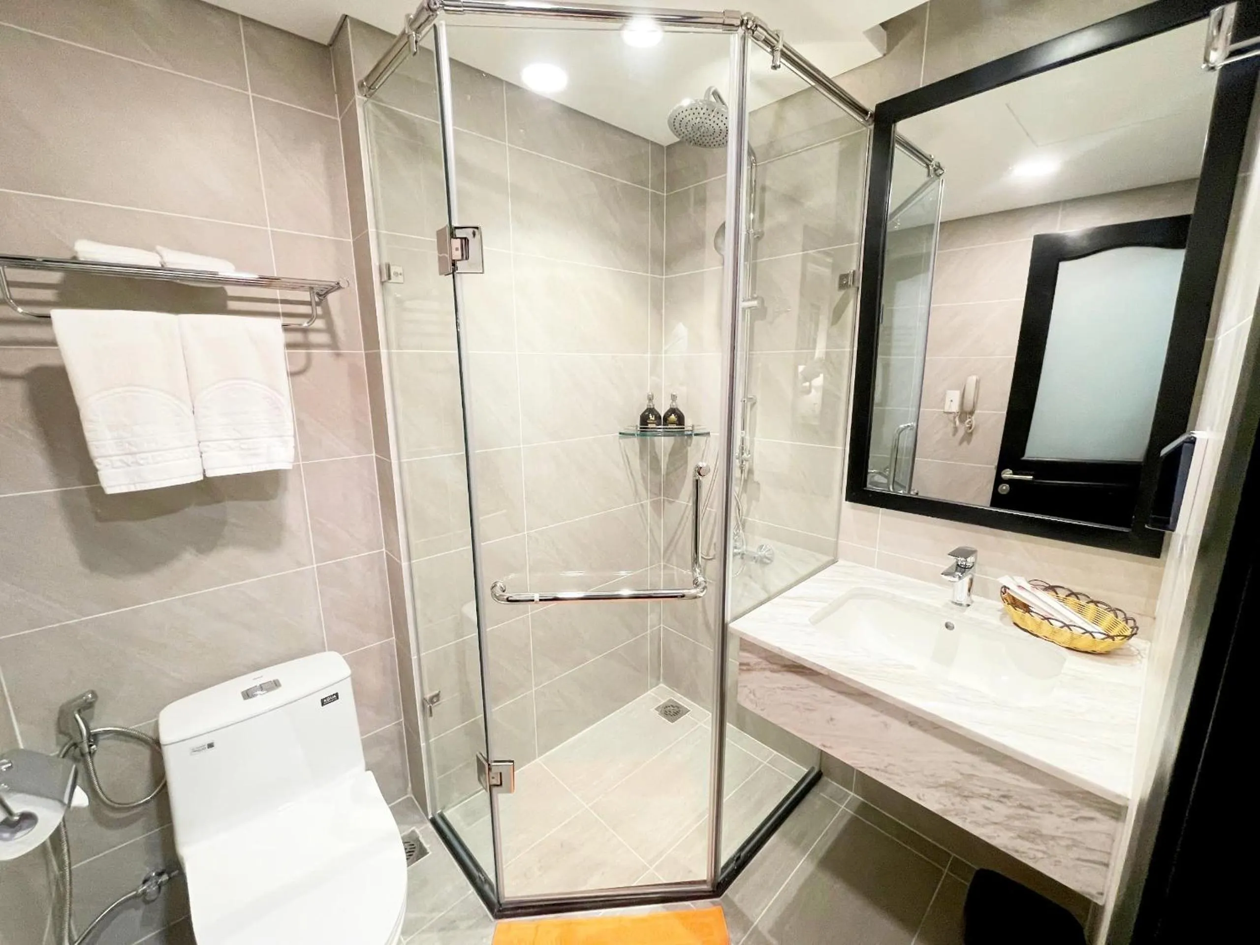 Shower in Thien Hong - Arc En Ciel Hotel