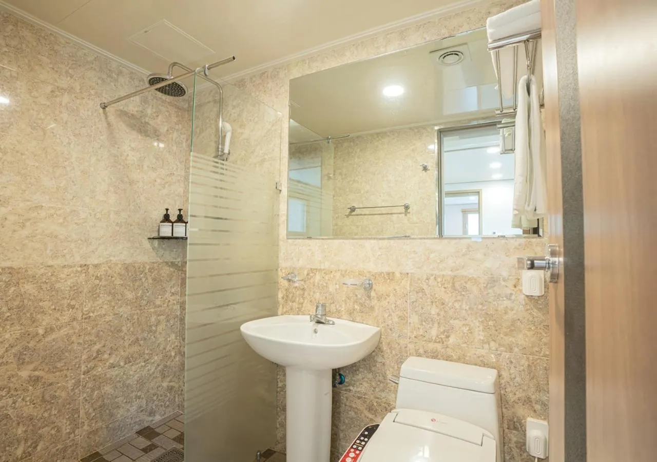 Bathroom in J2 Family Hotel