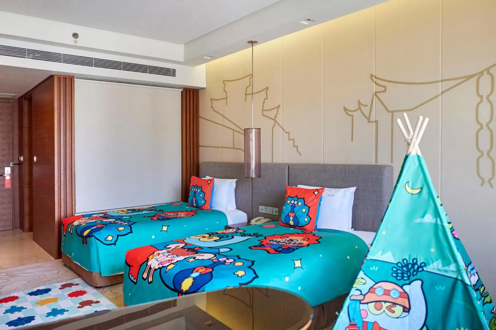 Photo of the whole room, Bed in Holiday Inn Shanghai Hongqiao by IHG - near by Hongqiao Airport & NECC