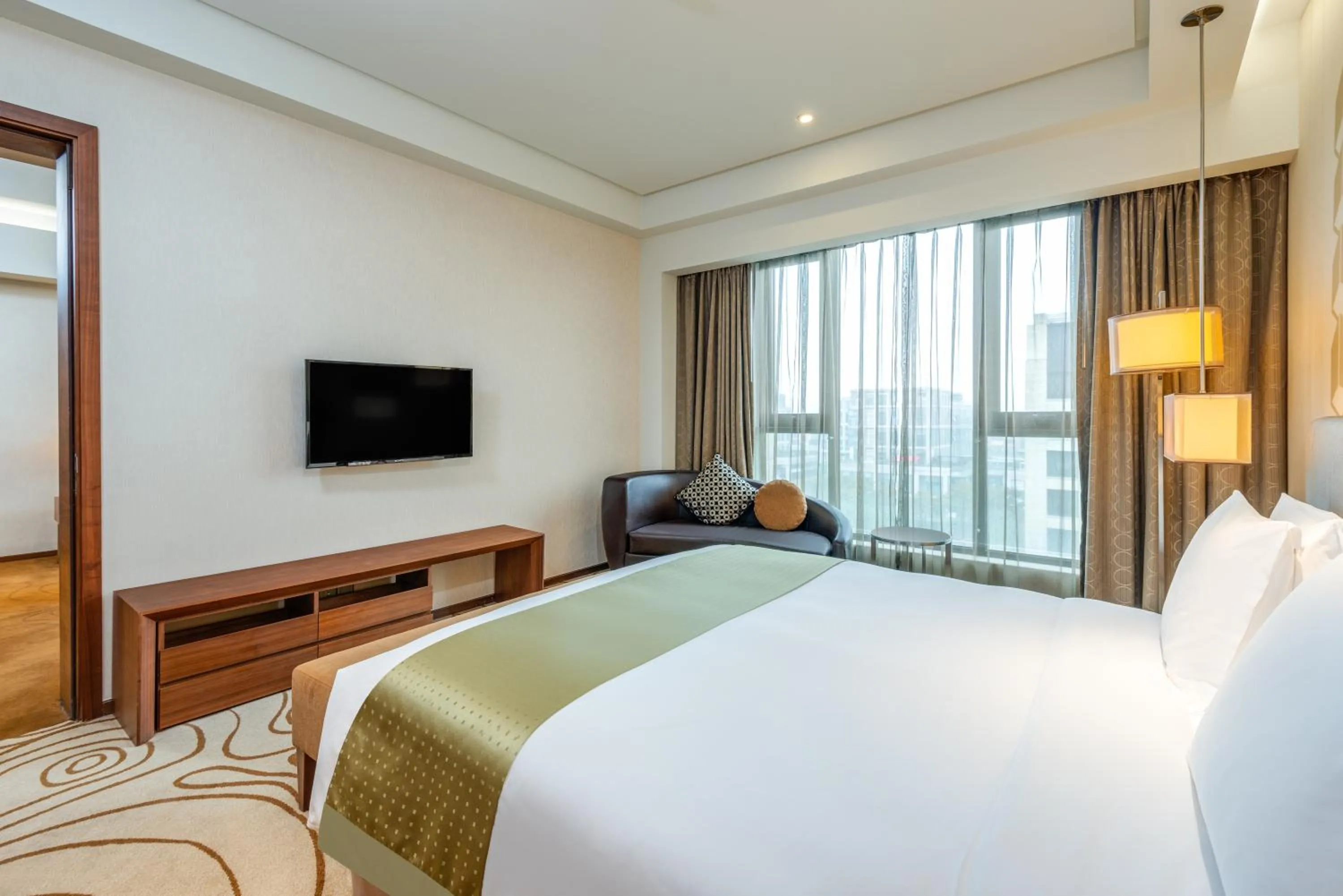 Bed in Holiday Inn Shanghai Hongqiao by IHG - near by Hongqiao Airport & NECC