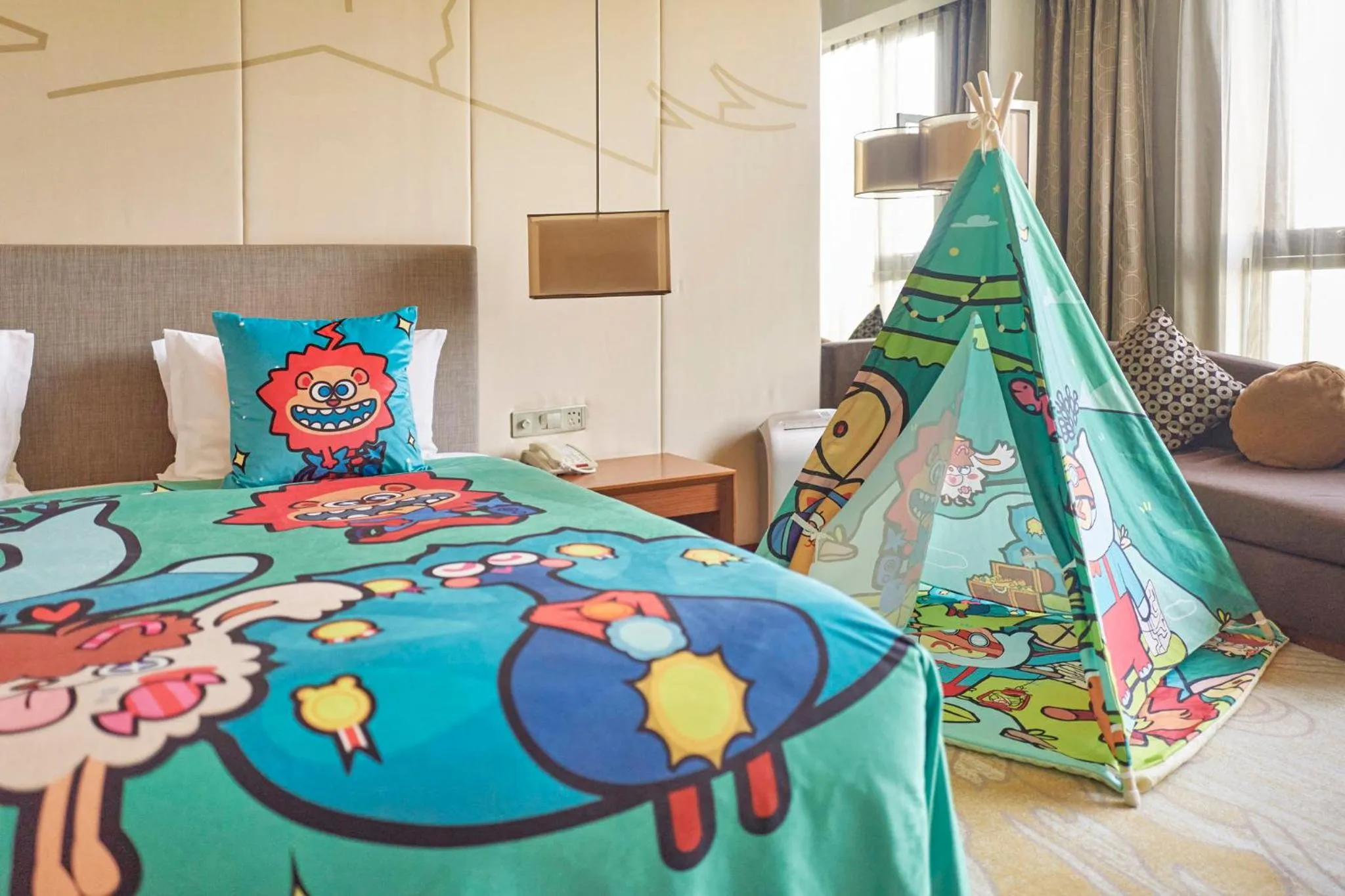 Photo of the whole room, Bed in Holiday Inn Shanghai Hongqiao by IHG - near by Hongqiao Airport & NECC