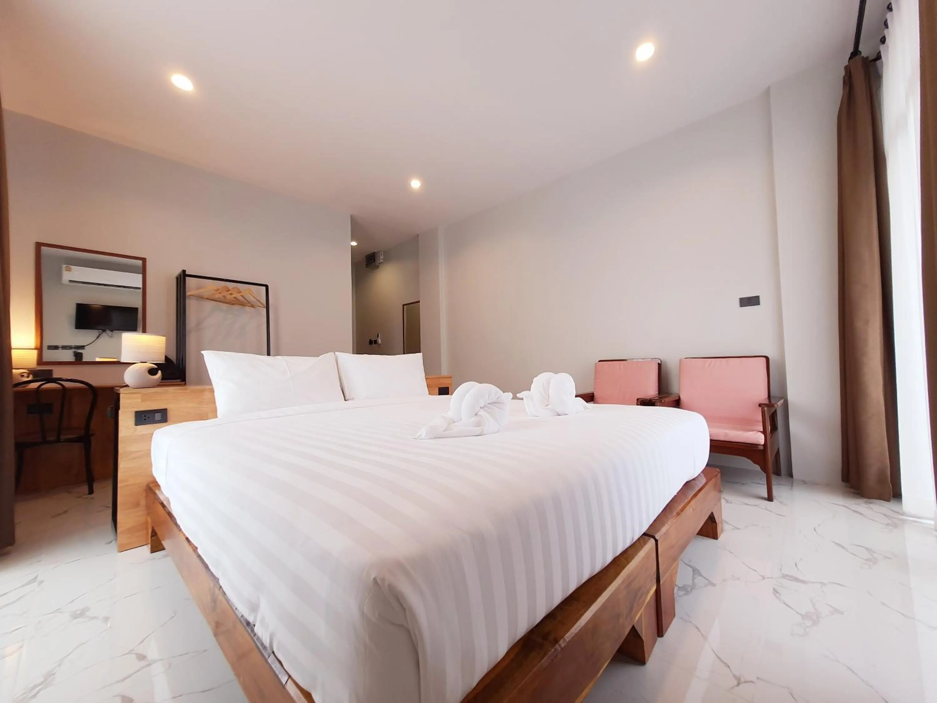 Photo of the whole room, Bed in SUhotel Suratthani