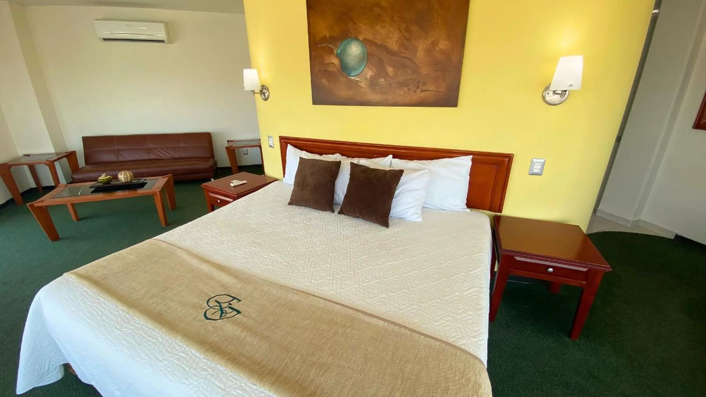 Photo of the whole room, Bed in Hotel Enterprise Inn Poliforum