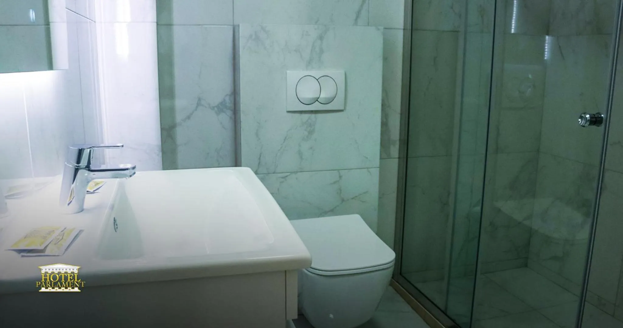 Shower in Hotel Parlament