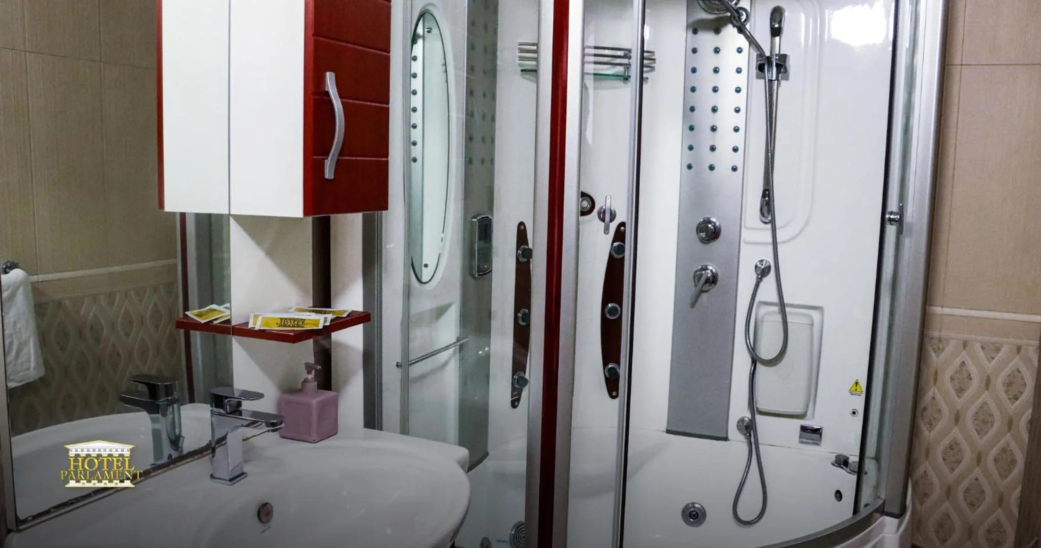 Shower in Hotel Parlament