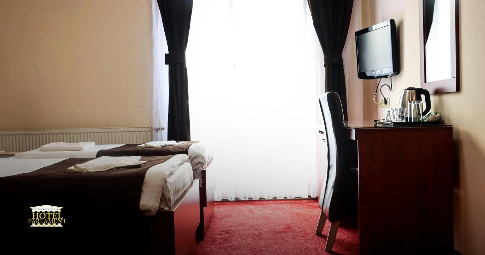 Communal lounge/ TV room, Bed in Hotel Parlament